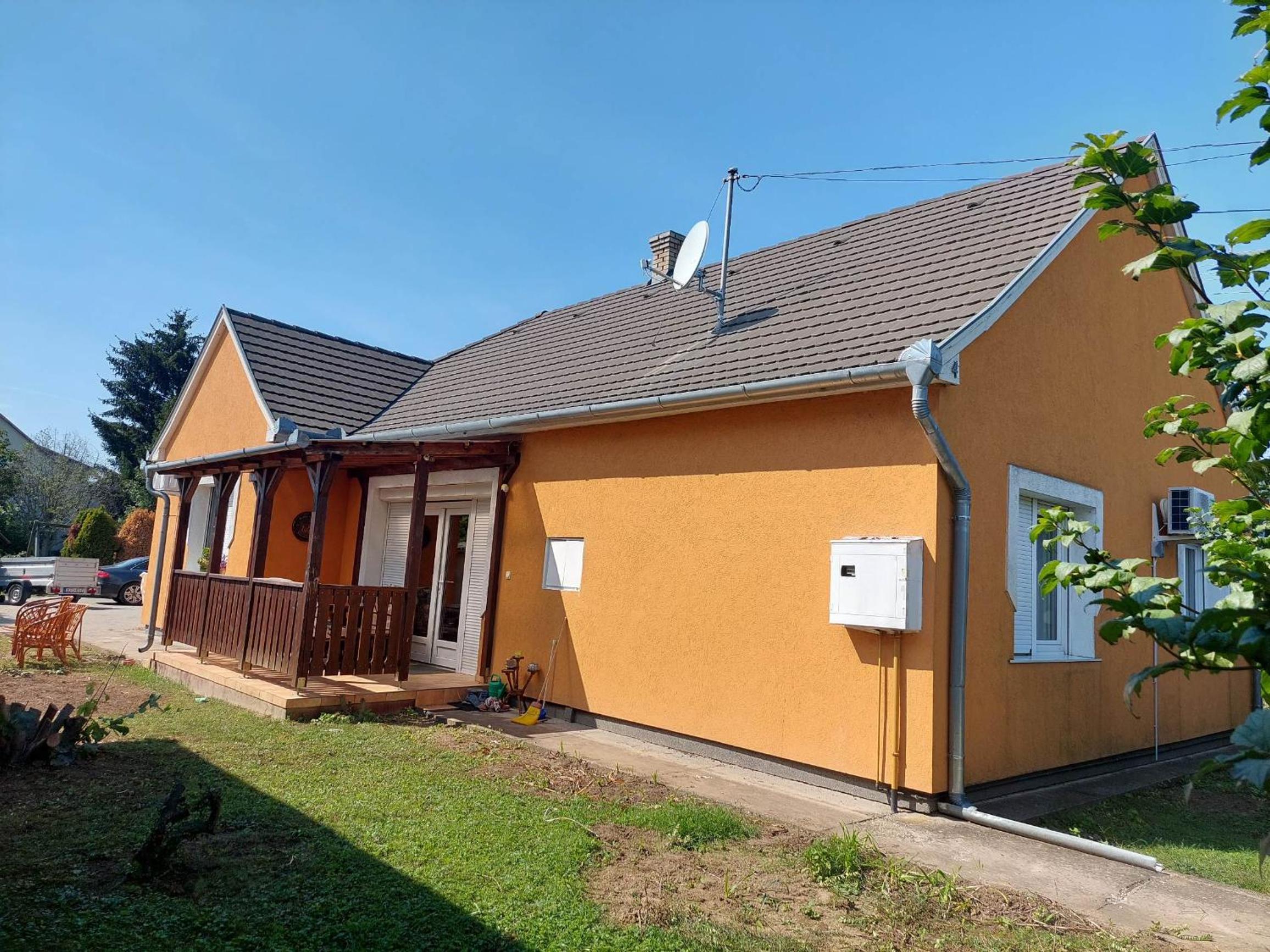 schönes Ferienhaus mit grossem Pool 4 km zum Balaton view 2