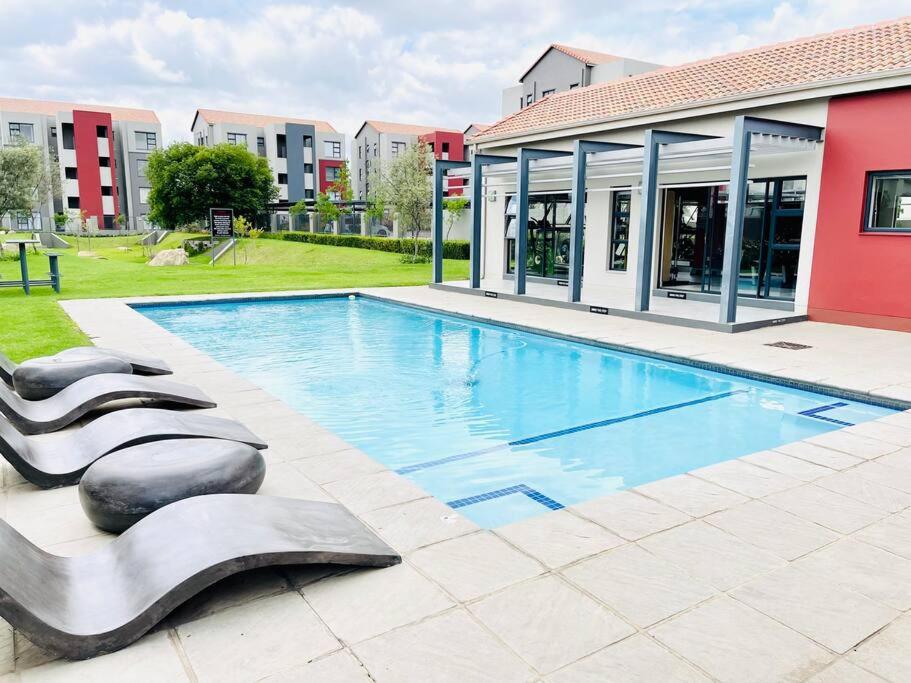 Quebec Apartments - Fully Furnished & Equipped 1 Bedroom Apartment view 2