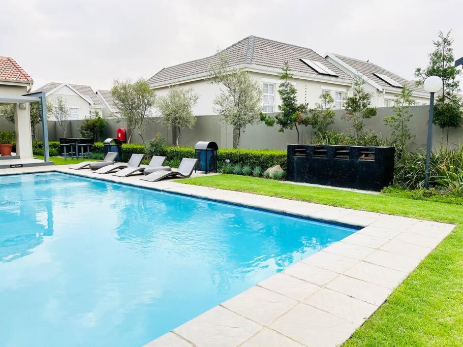 Quebec Apartments - Fully Furnished & Equipped 1 Bedroom Apartment view 3