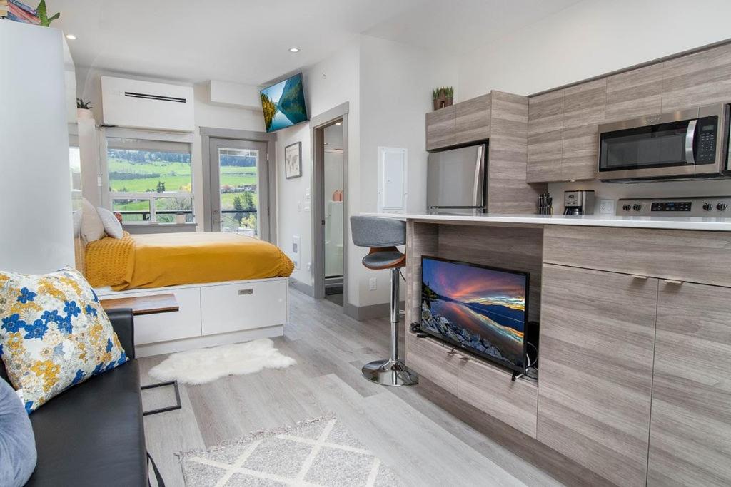 Vernon Vacations - Top Floor on Okanagan Lake with AC  Heated Pool - Property Image 17