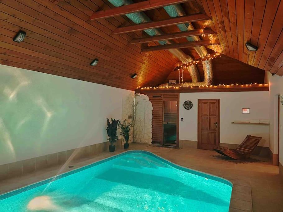 Cottage: AŽ PO UŠI („Head over heels“)
