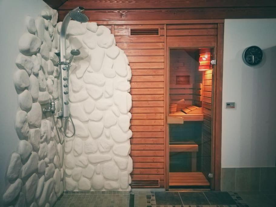 Cottage: AŽ PO UŠI („Head over heels“)