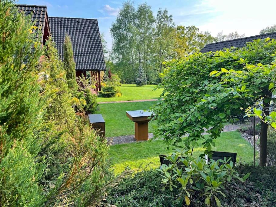 Cottage: AŽ PO UŠI („Head over heels“)