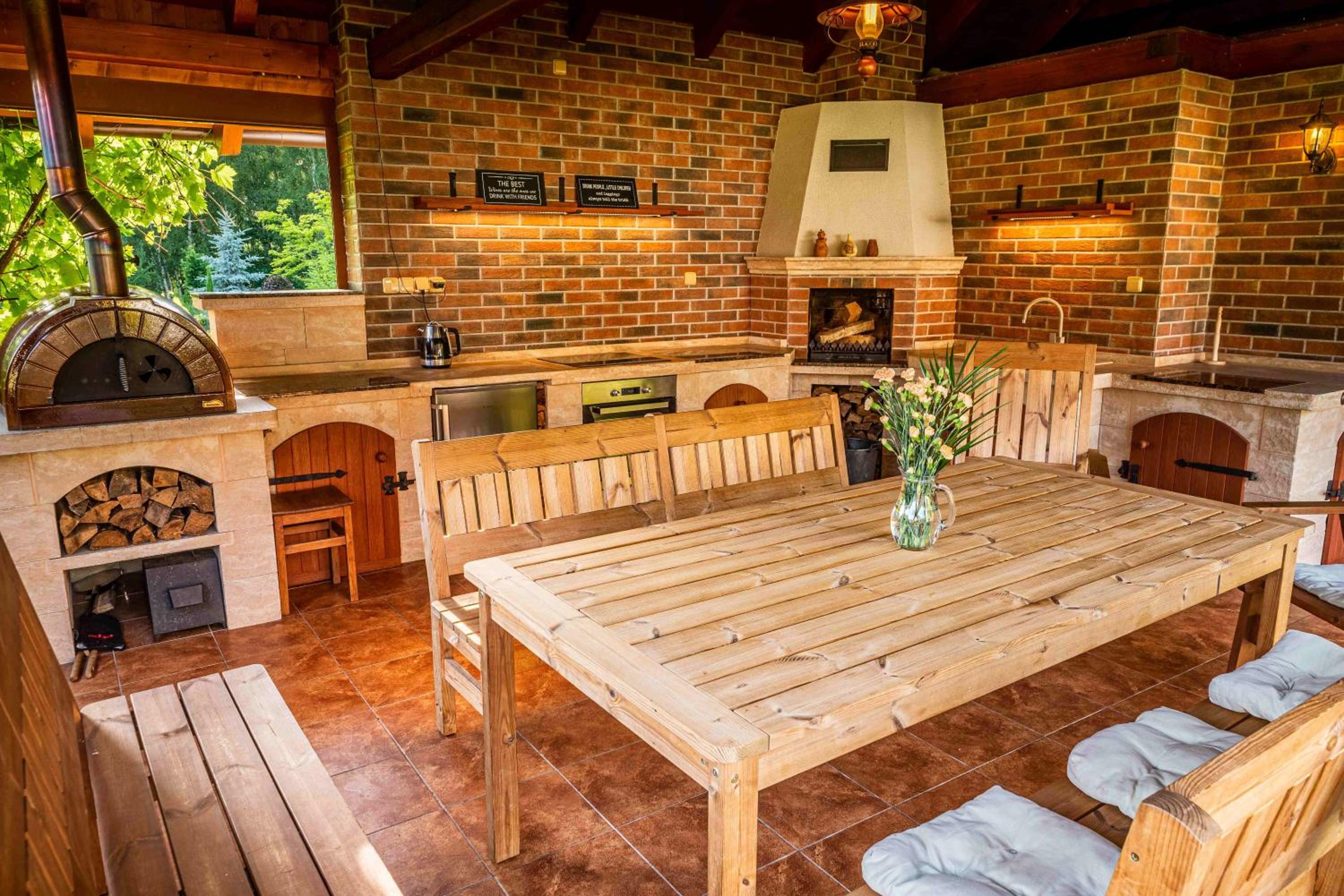 Cottage: AŽ PO UŠI („Head over heels“)