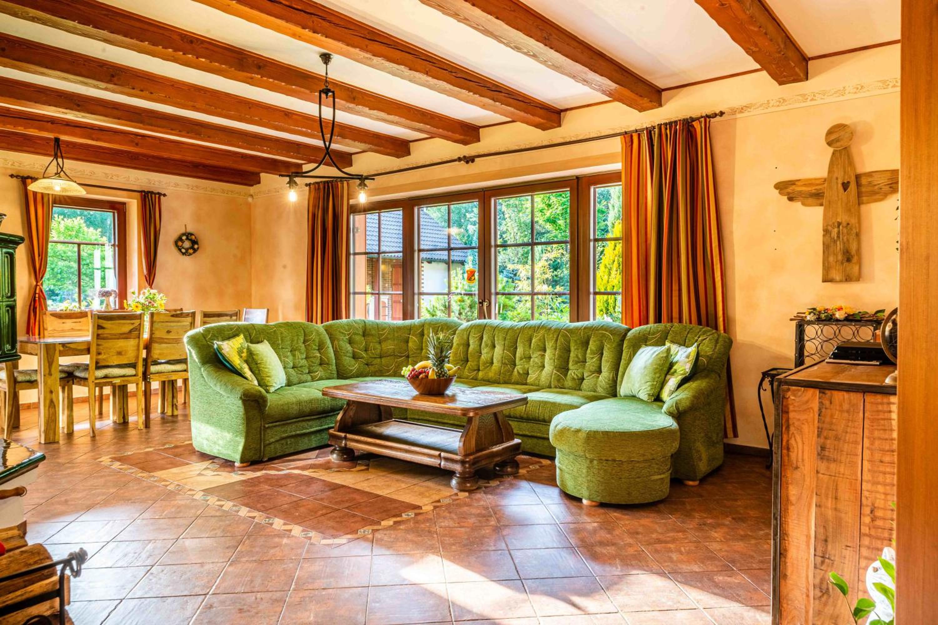 Cottage: AŽ PO UŠI („Head over heels“)