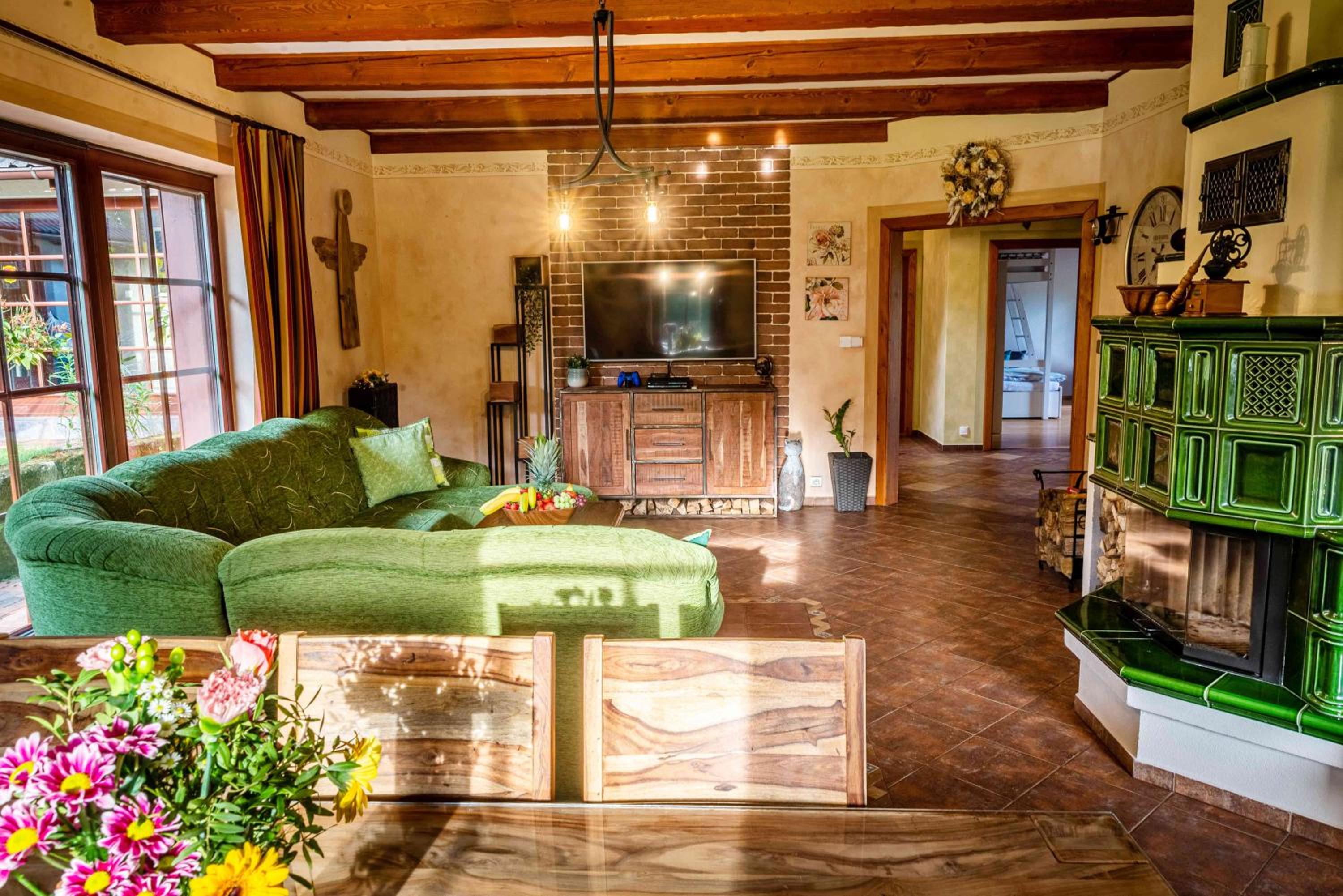 Cottage: AŽ PO UŠI („Head over heels“)