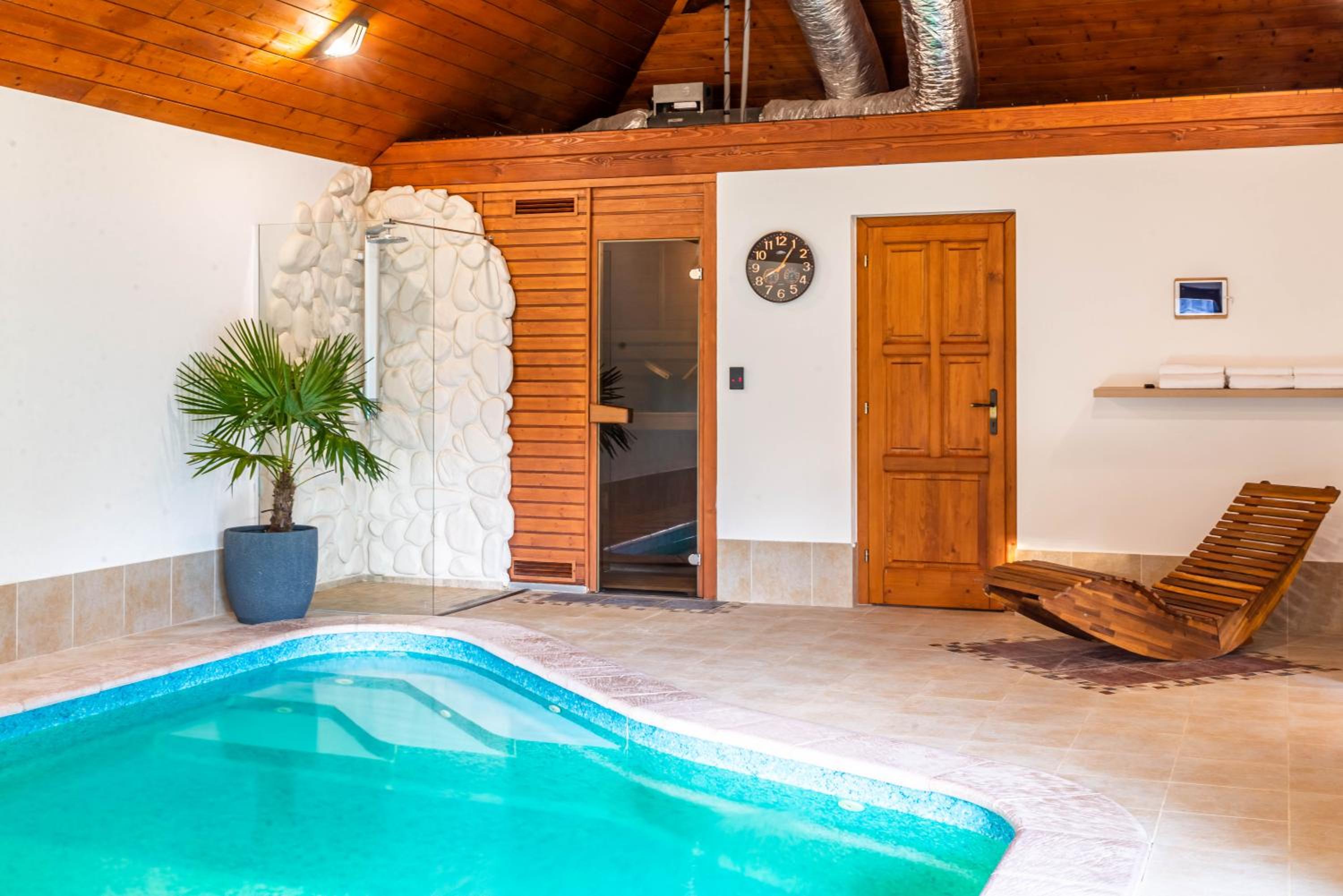 Cottage: AŽ PO UŠI („Head over heels“)
