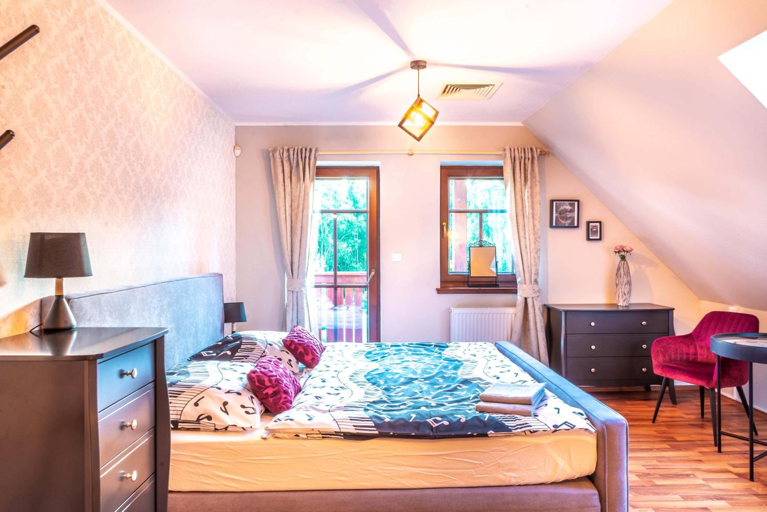 Cottage: AŽ PO UŠI („Head over heels“)