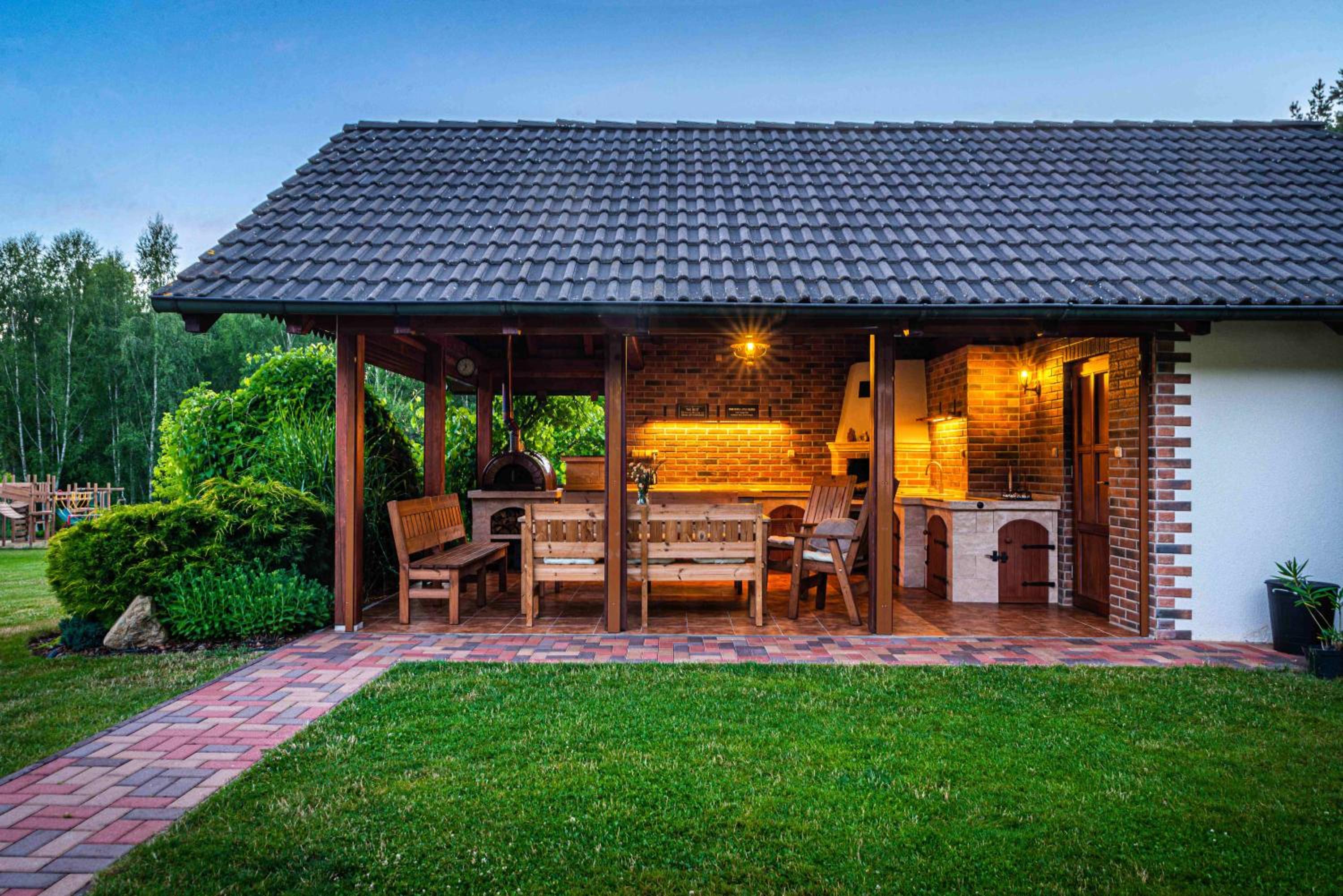 Cottage: AŽ PO UŠI („Head over heels“)