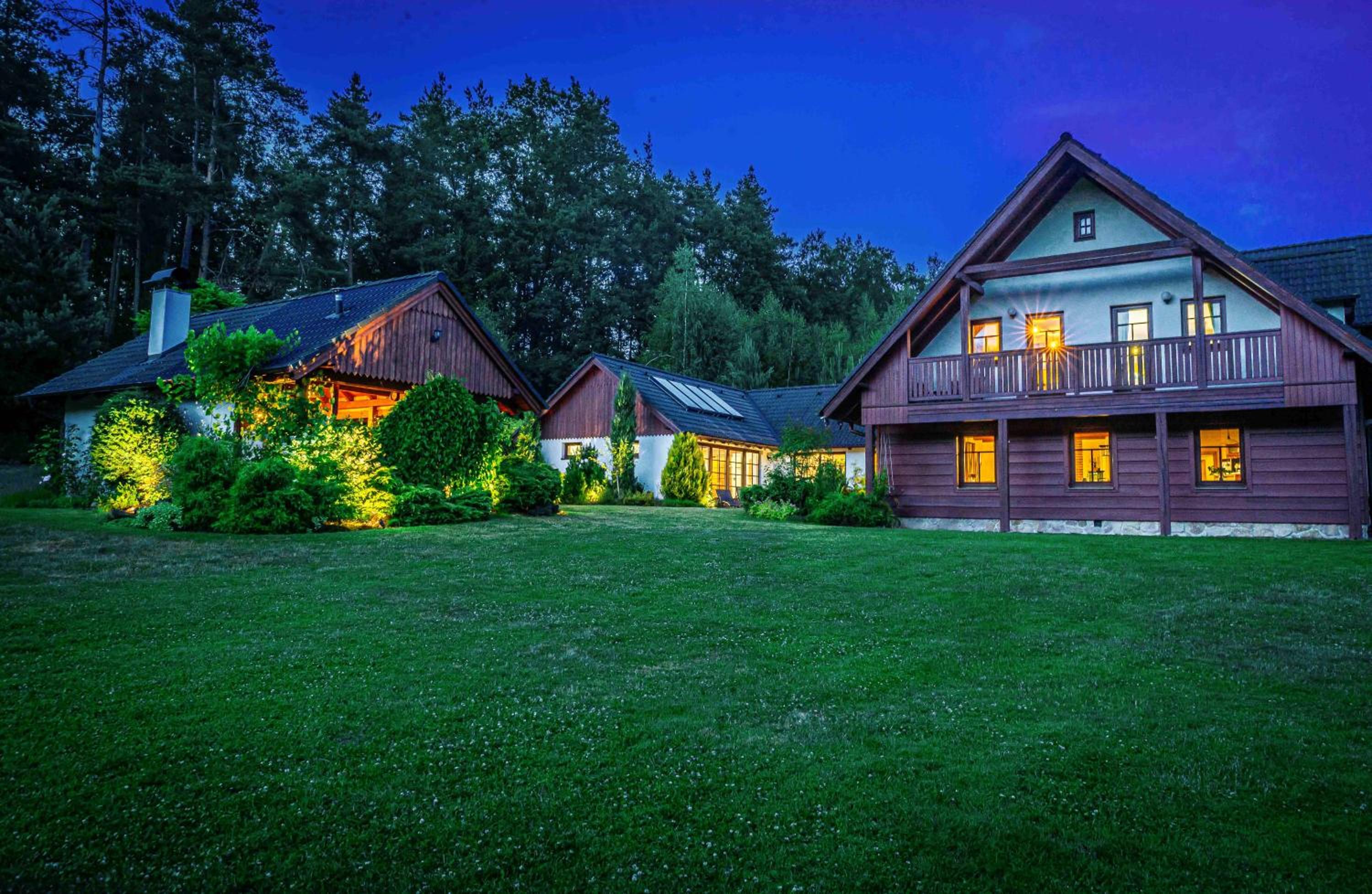 Cottage: AŽ PO UŠI („Head over heels“)
