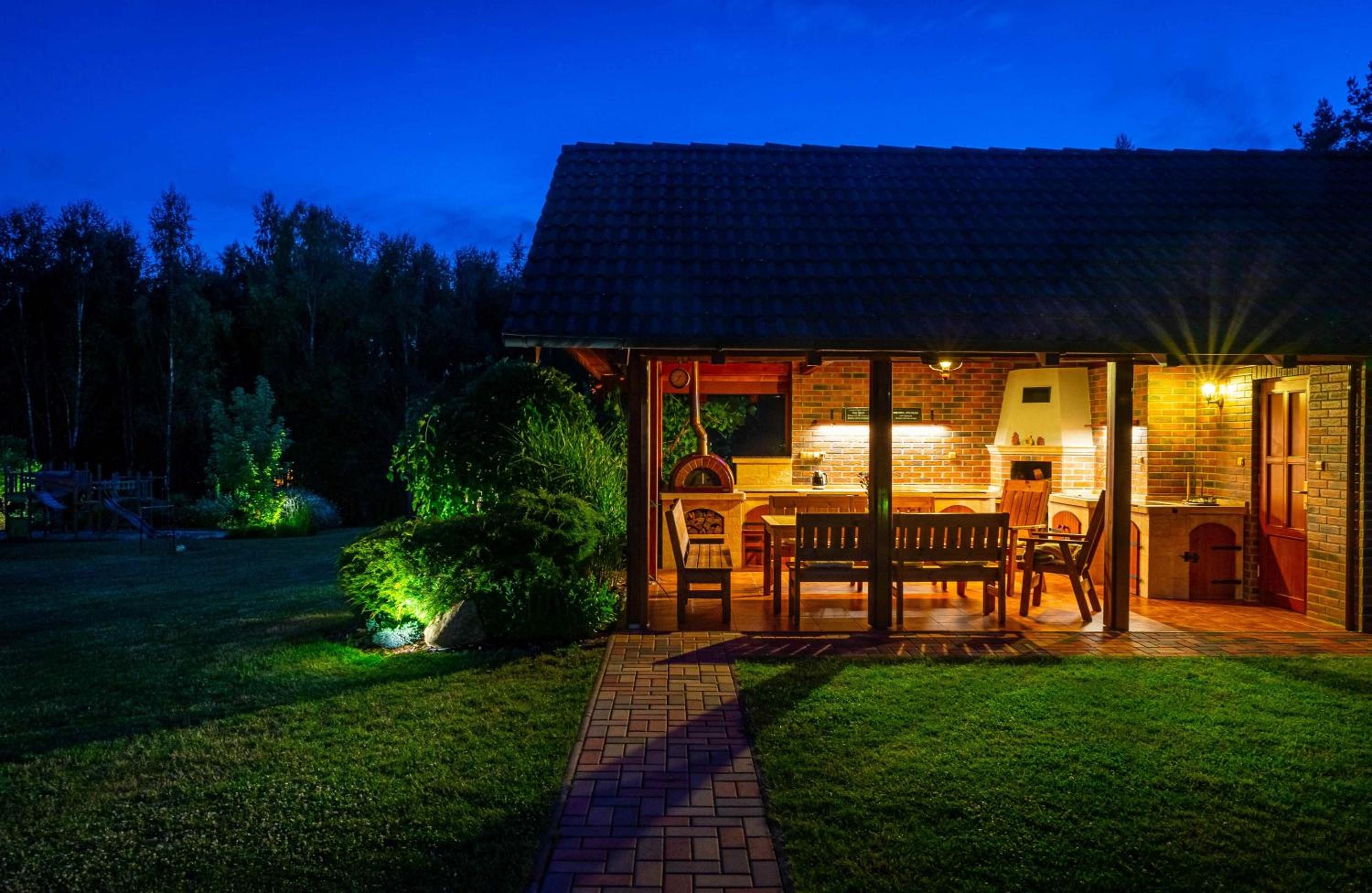Cottage: AŽ PO UŠI („Head over heels“)