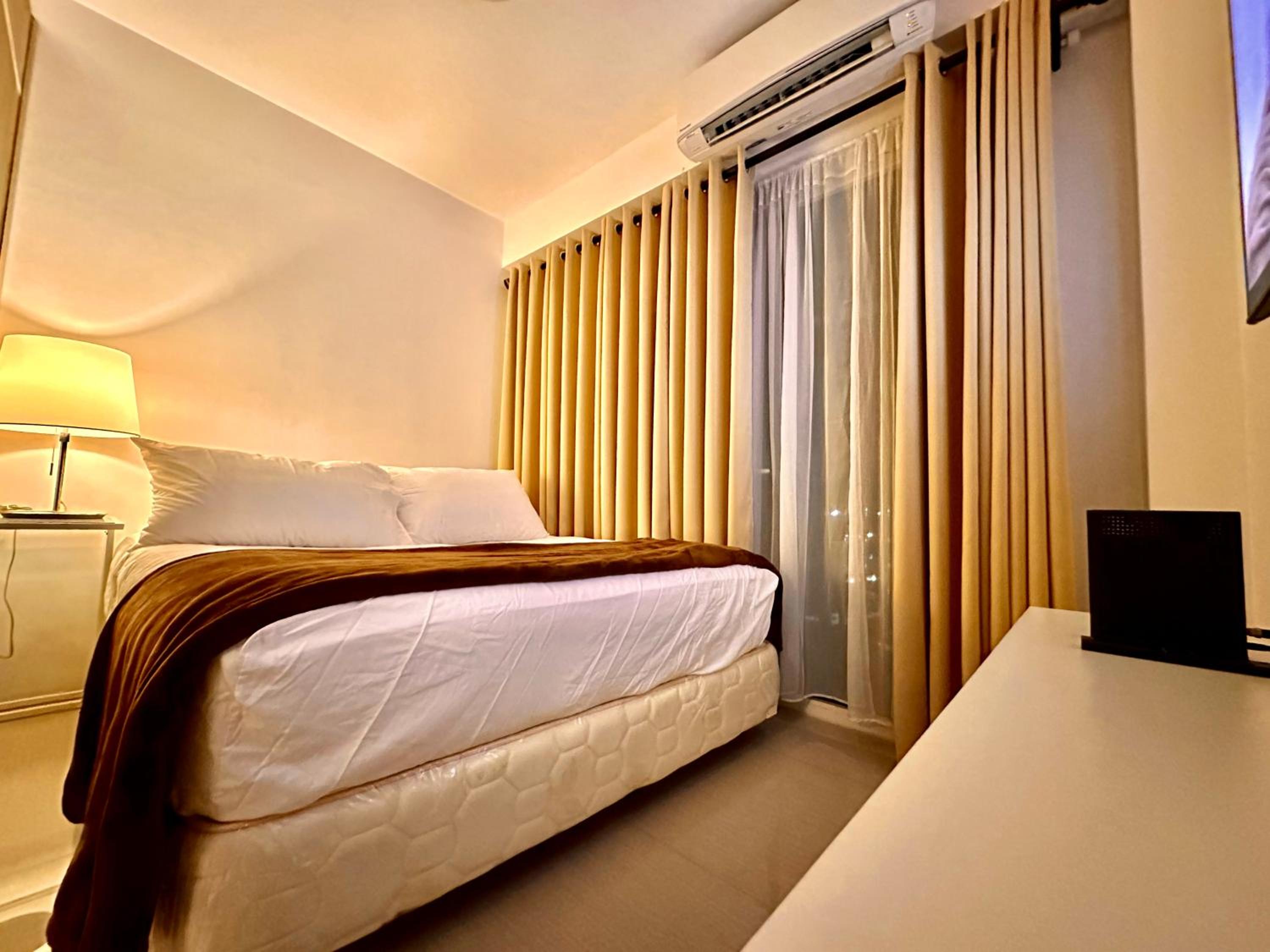 Luxury Seaside Sunset View at SM Mall of Asia with free parking view 4