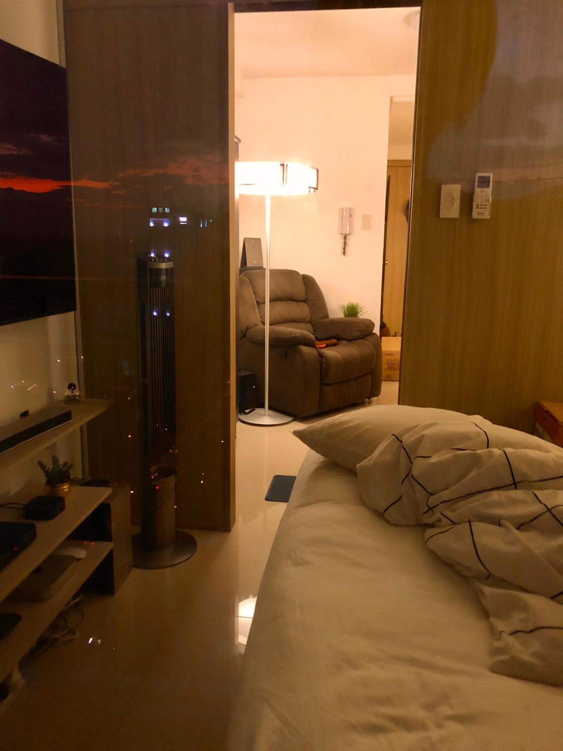 Luxury Seaside Sunset View at SM Mall of Asia with free parking view 5