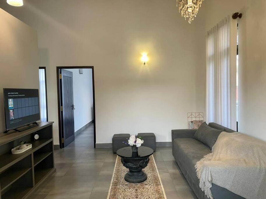 Lovely 2-bedroom holiday home with free parking. view 2