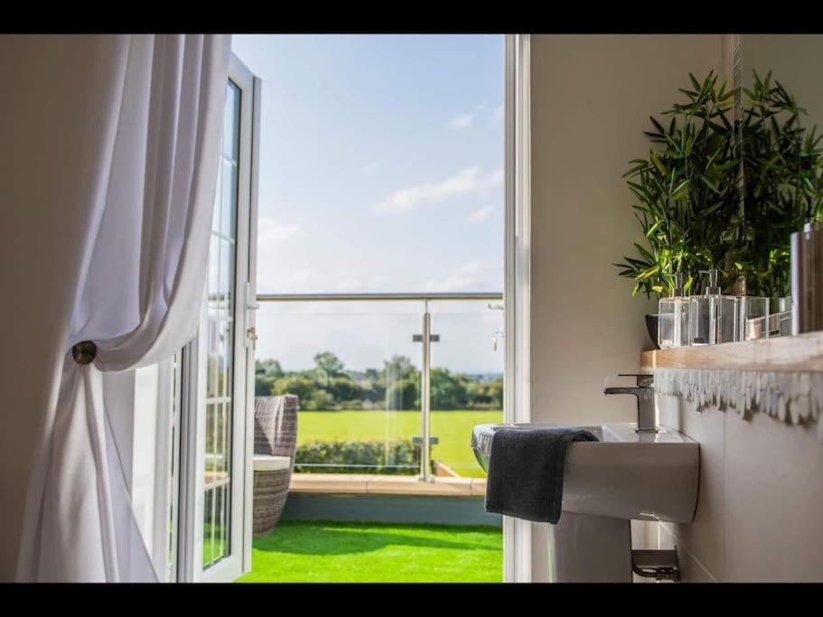 Stunning views, Hot tub, 5 mins to Chester view 5