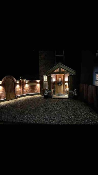 Hotel Stunning Views, Hot Tub, 5 minutes to Chester - Image 1