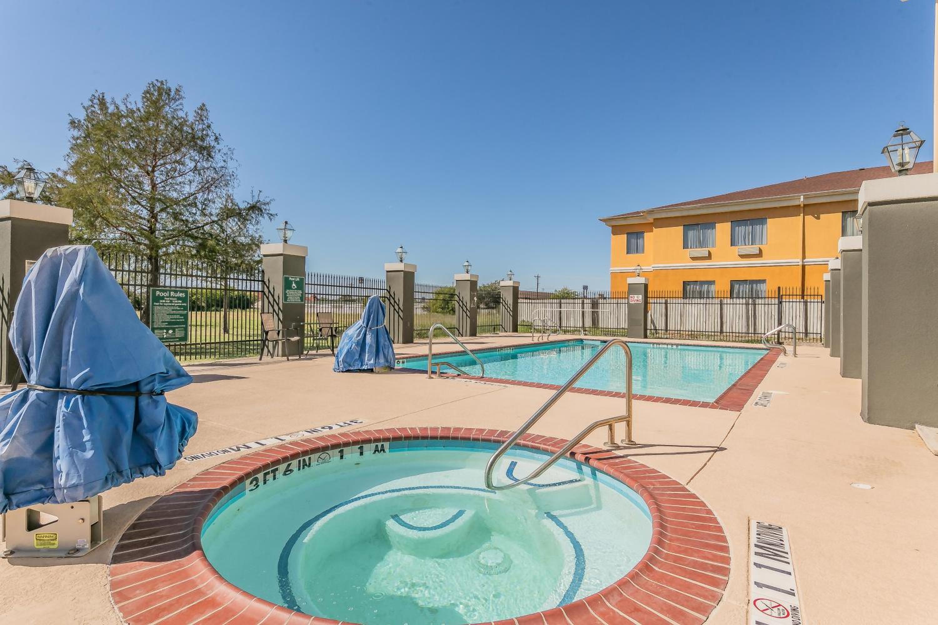 Granbury Vacations - La Quinta by Wyndham Granbury - Property Image 10