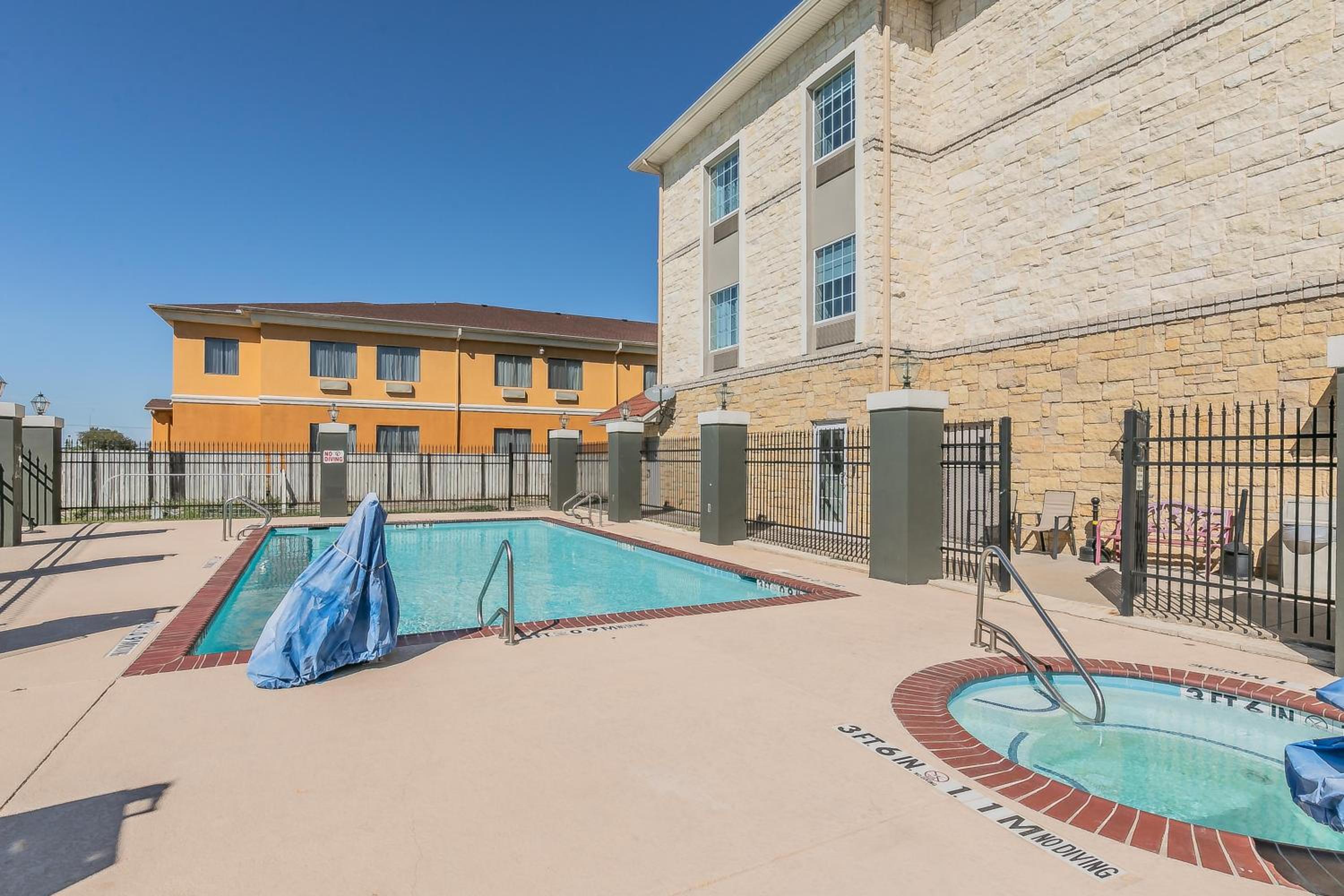 Granbury Vacations - La Quinta by Wyndham Granbury - Property Image 9