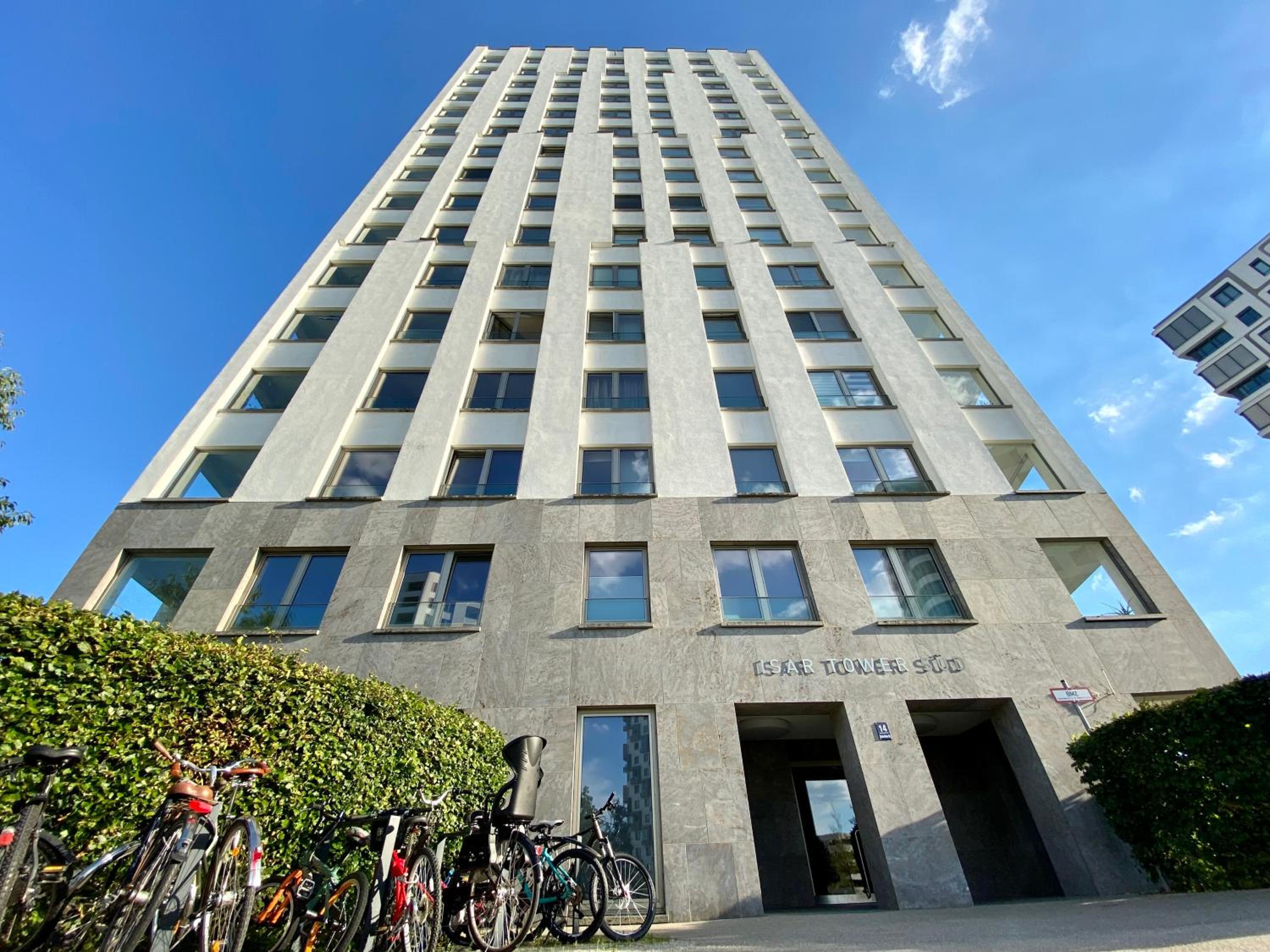 Hotel ALPEN-PANORAMA SUITE - Einzigartige Privatsuite hoch über München, 12tes OG, Alpenblick, Loggia, Whirlpool, 15 Minuten zum Zentrum, Ruhe und Erholung