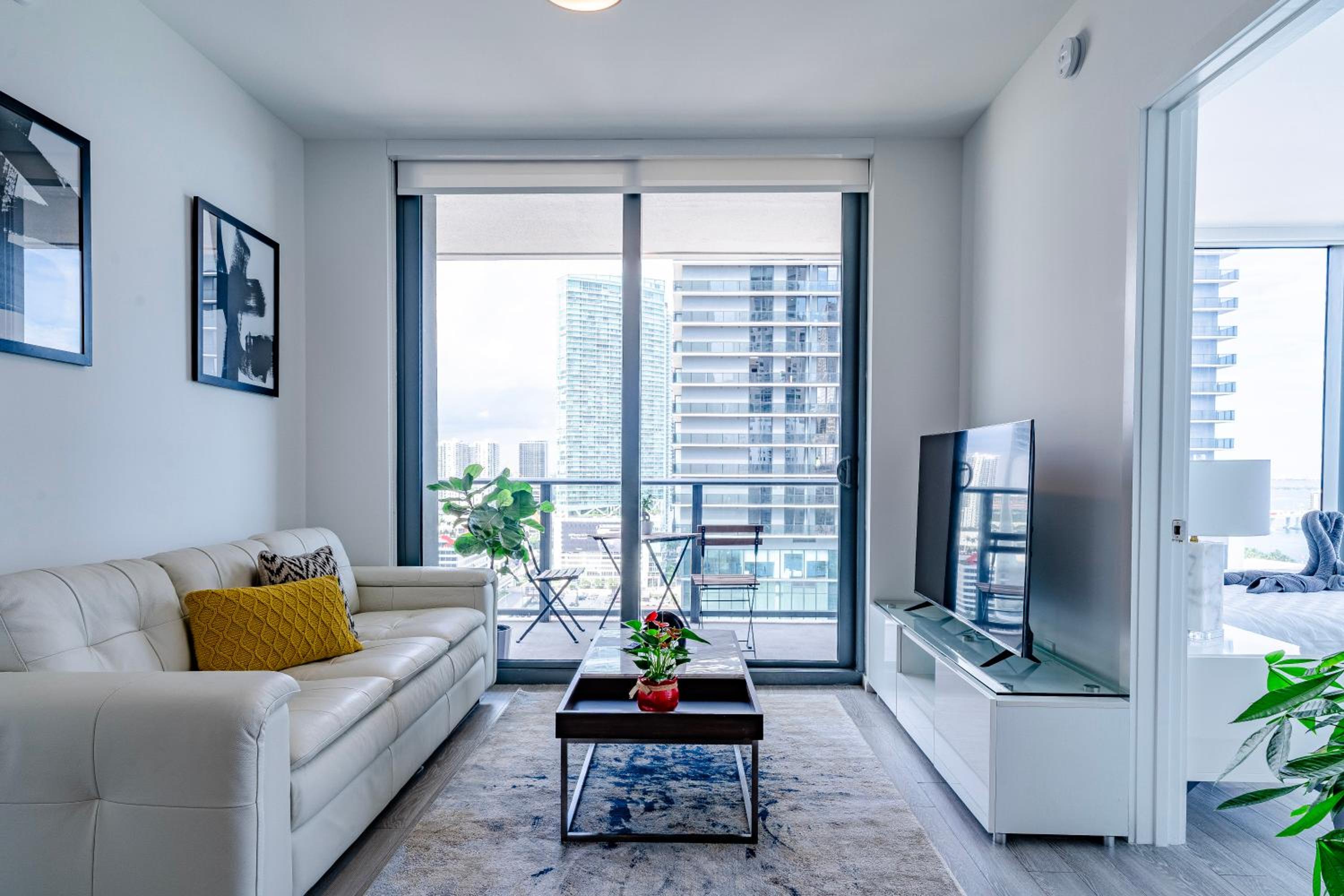 Luxurious 2-Bed Apartment with Breathtaking Bay views!!