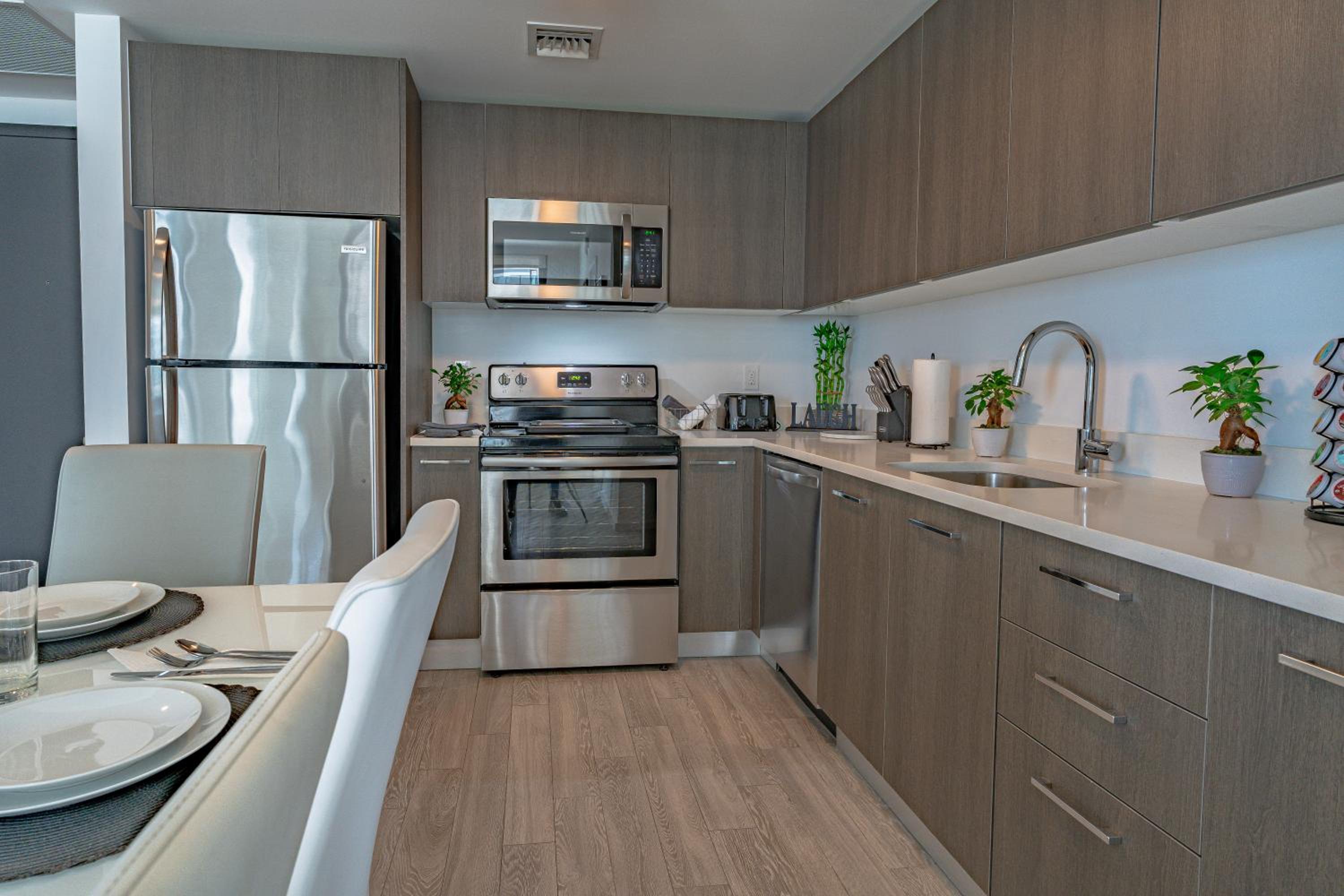 Luxurious 2-Bed Apartment with Breathtaking Bay views!!