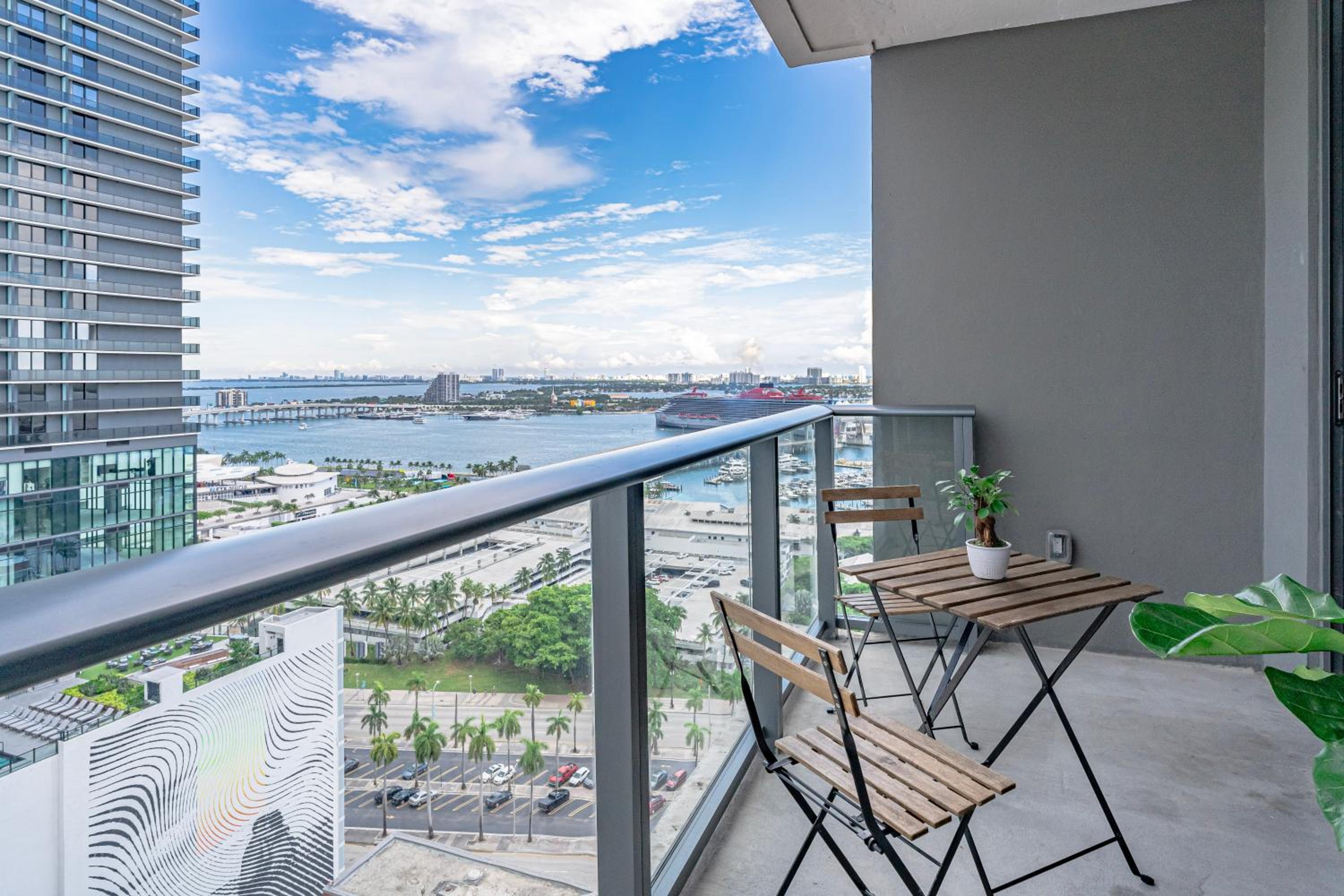 Luxurious 2-Bed Apartment with Breathtaking Bay views!!