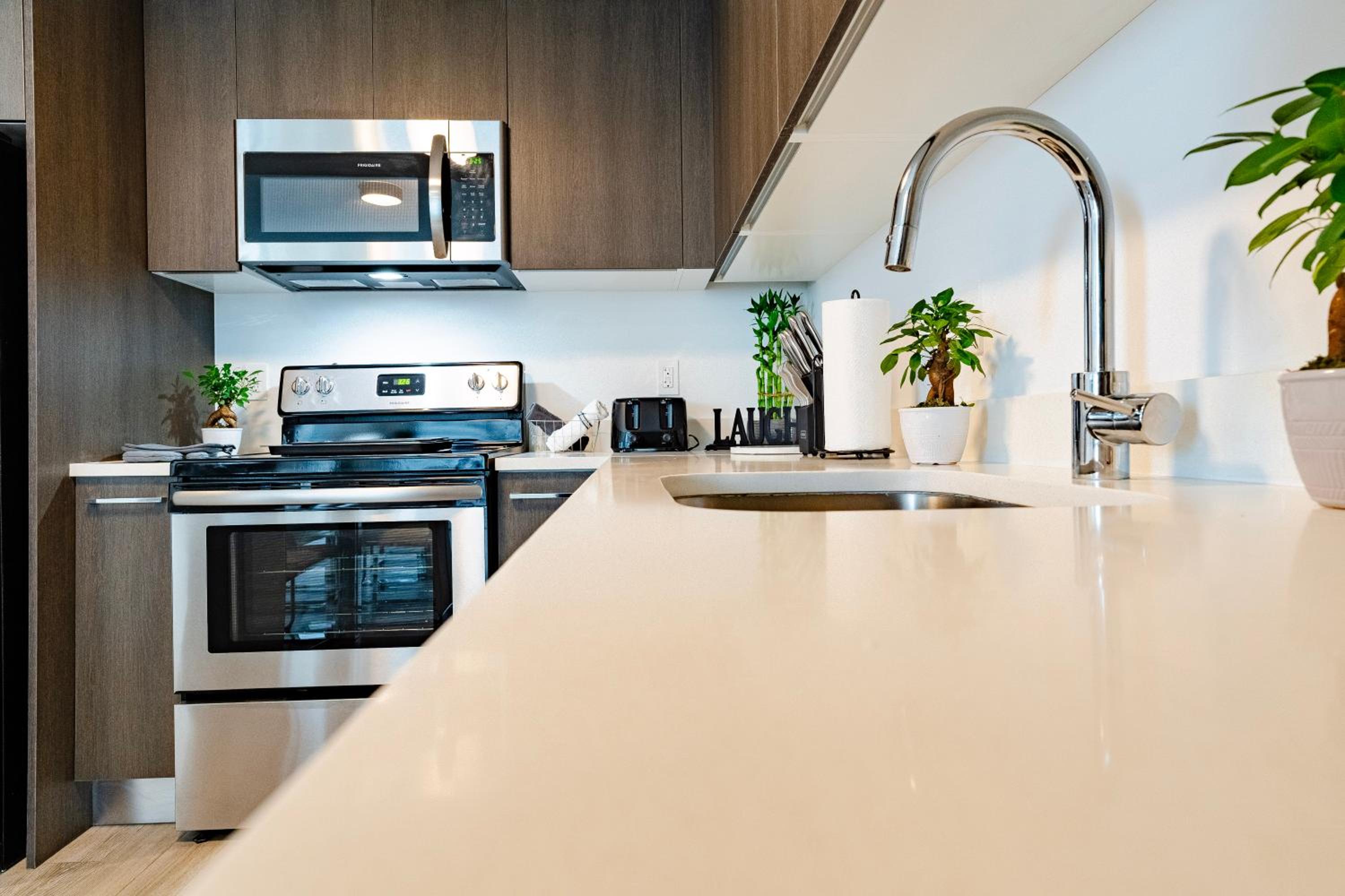 Luxurious 2-Bed Apartment with Breathtaking Bay views!!