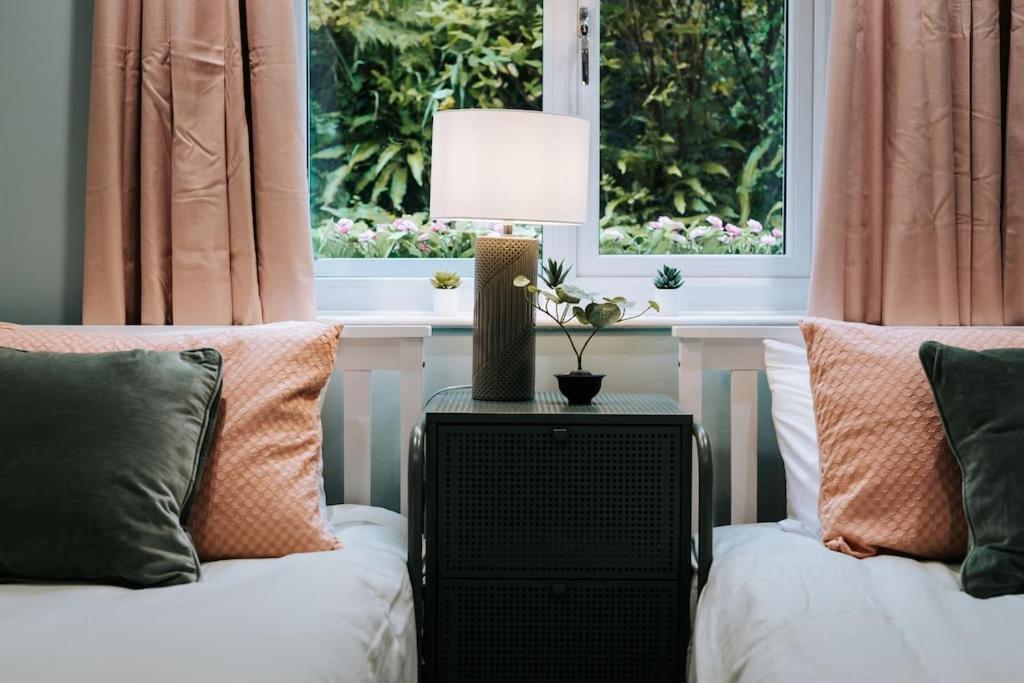 The Garden Hideaway, 2 bed home heart of the Town - Starlink Wi-Fi view 4
