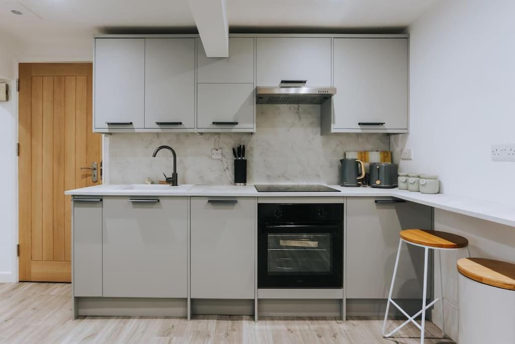 The Garden Hideaway, 2 bed home heart of the Town - Starlink Wi-Fi view 2