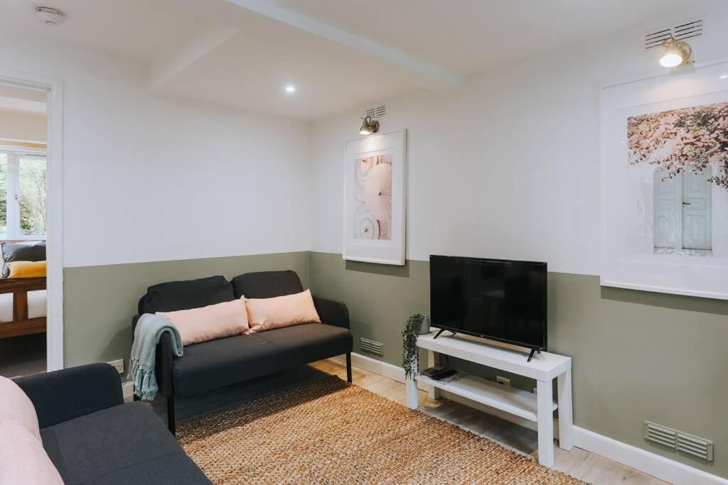 The Garden Hideaway, 2 bed home heart of the Town - Starlink Wi-Fi view 5