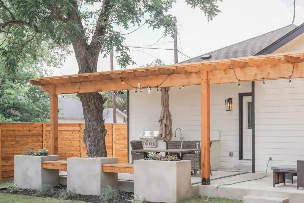 Lamar Villa-3 bed 2.5 bath with outdoor kitchen view 3