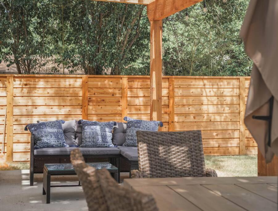 Lamar Villa-3 bed 2.5 bath with outdoor kitchen view 5