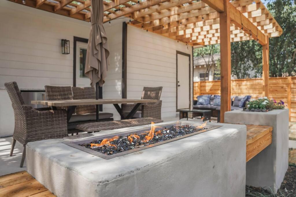 Lamar Villa-3 bed 2.5 bath with outdoor kitchen view 4