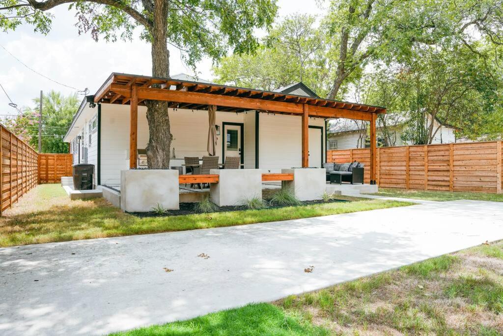 Lamar Villa-3 bed 2.5 bath with outdoor kitchen view 2