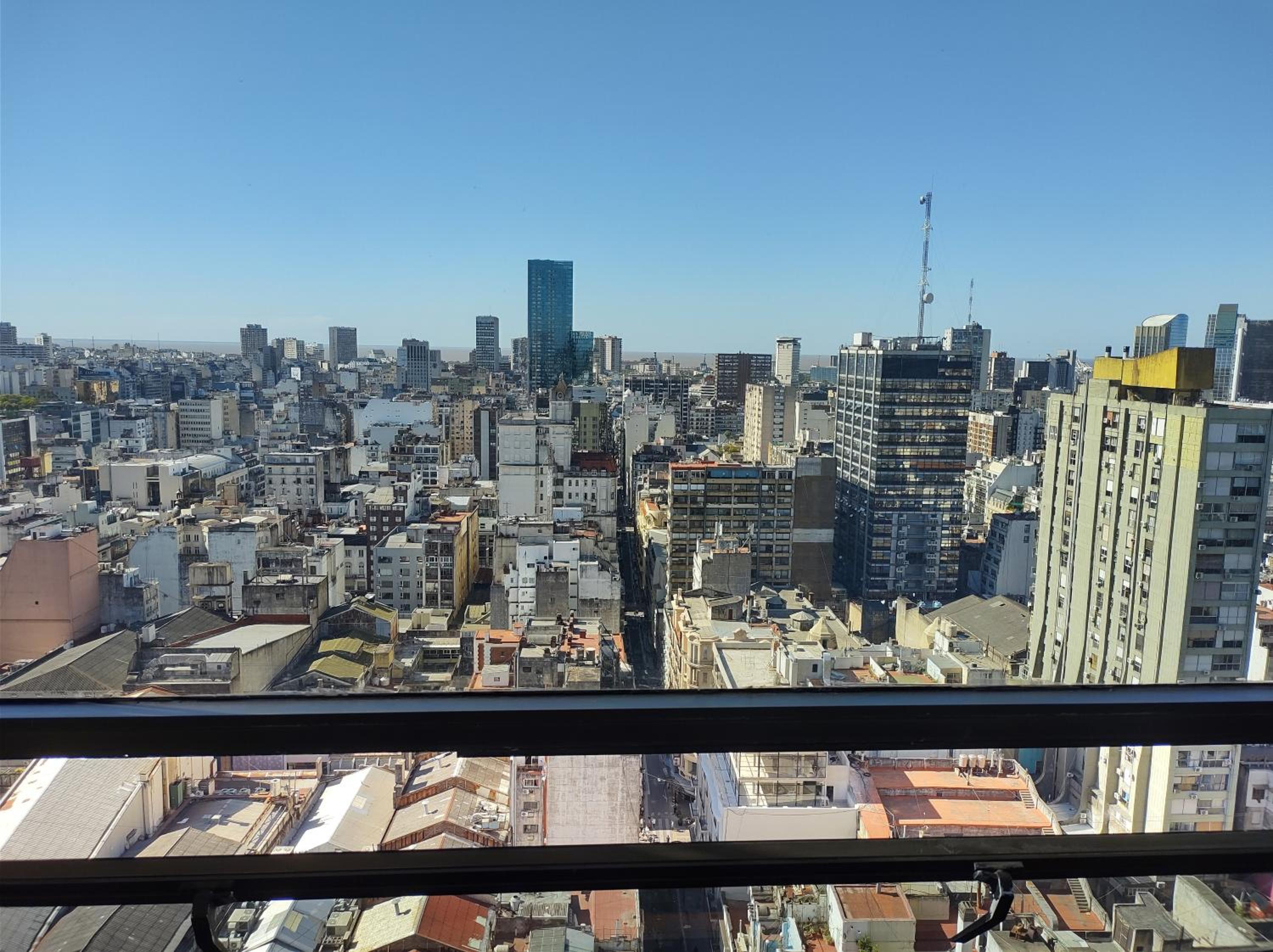 Calle Corrientes, mirada al río!