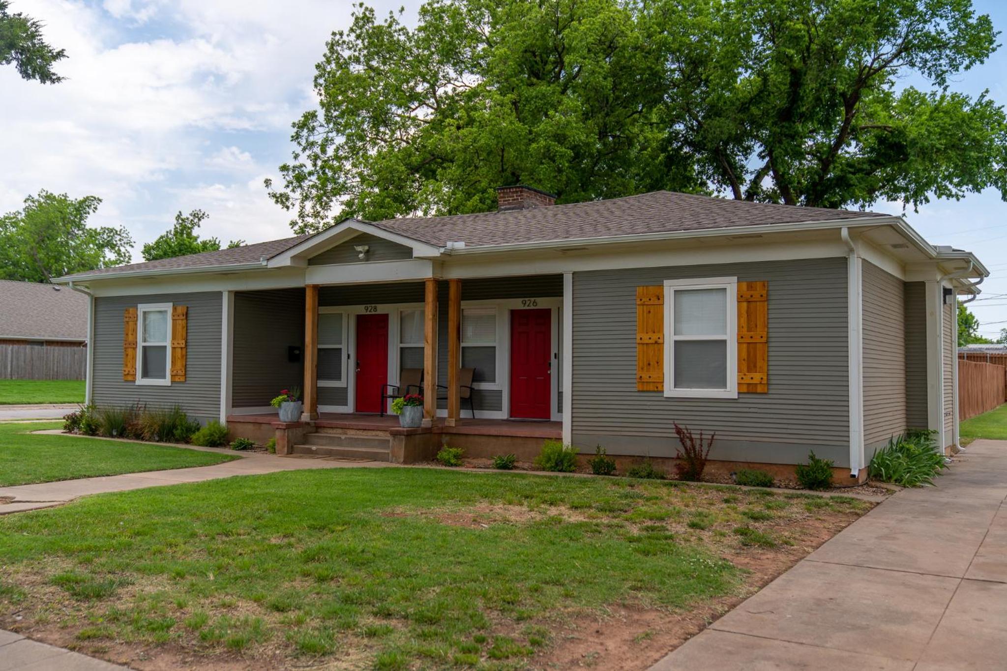 Rock & Roll House, Fiber Internet, ROKU TV, Washer & Dryer, by DT Chickasha & Leg Lamp! view 3