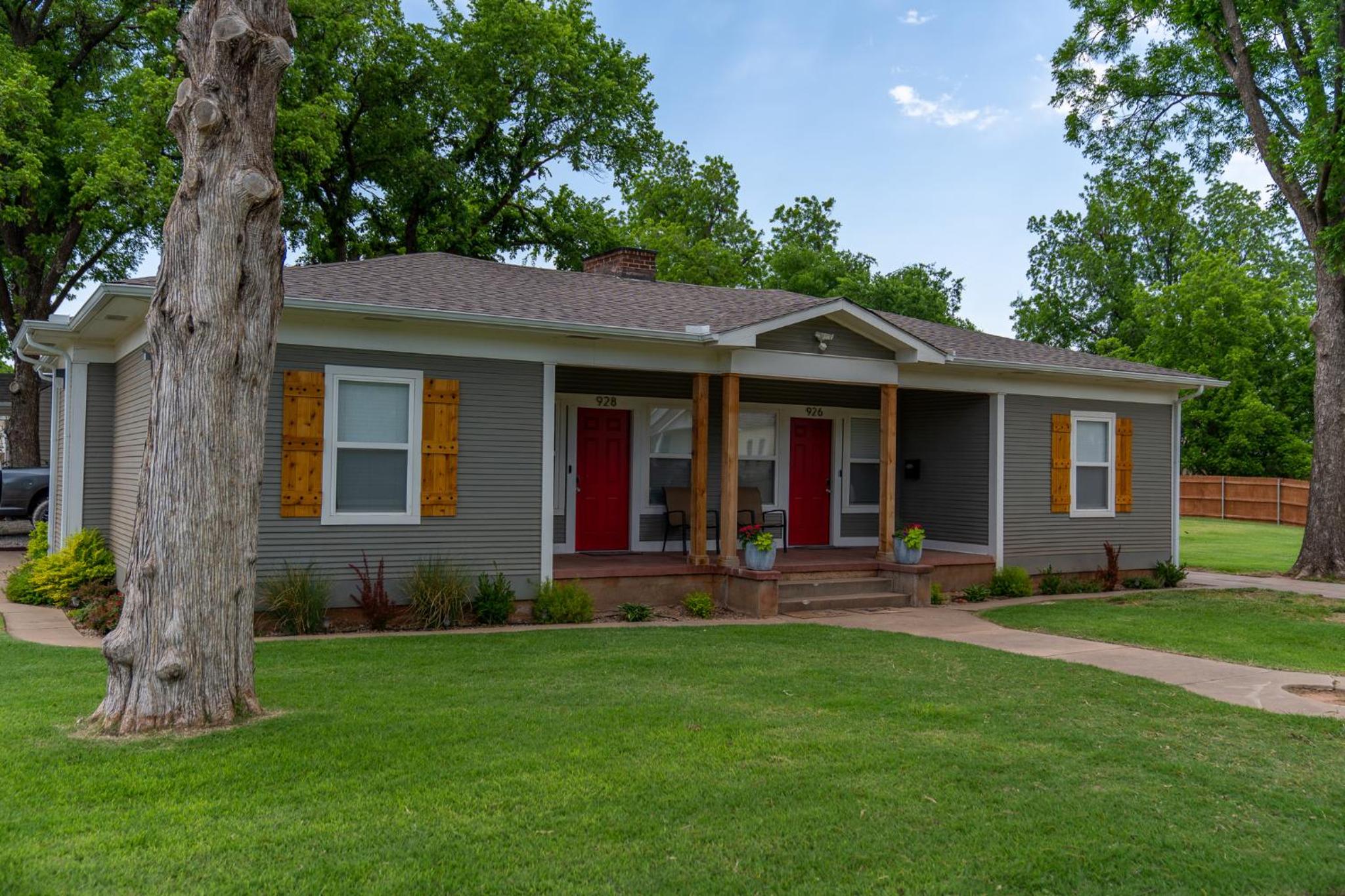 Rock & Roll House, Fiber Internet, ROKU TV, Washer & Dryer, by DT Chickasha & Leg Lamp! view 4