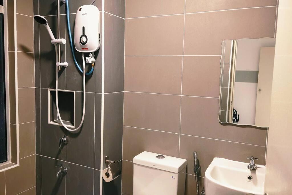 Kulai d putra suites beside ioiMall near JPO and Airport photo 4