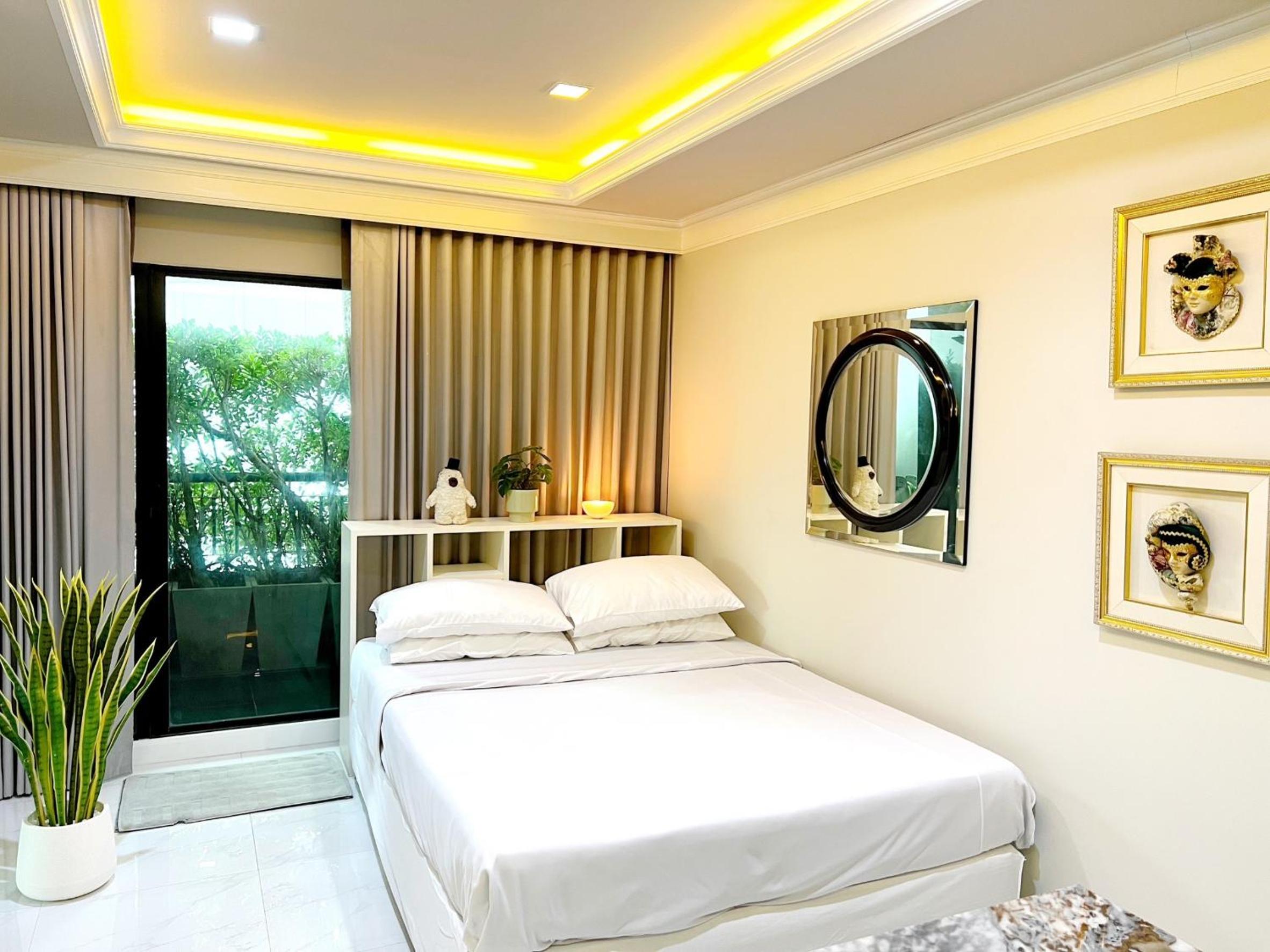 Center Bangkok Suite next to Platinum mall