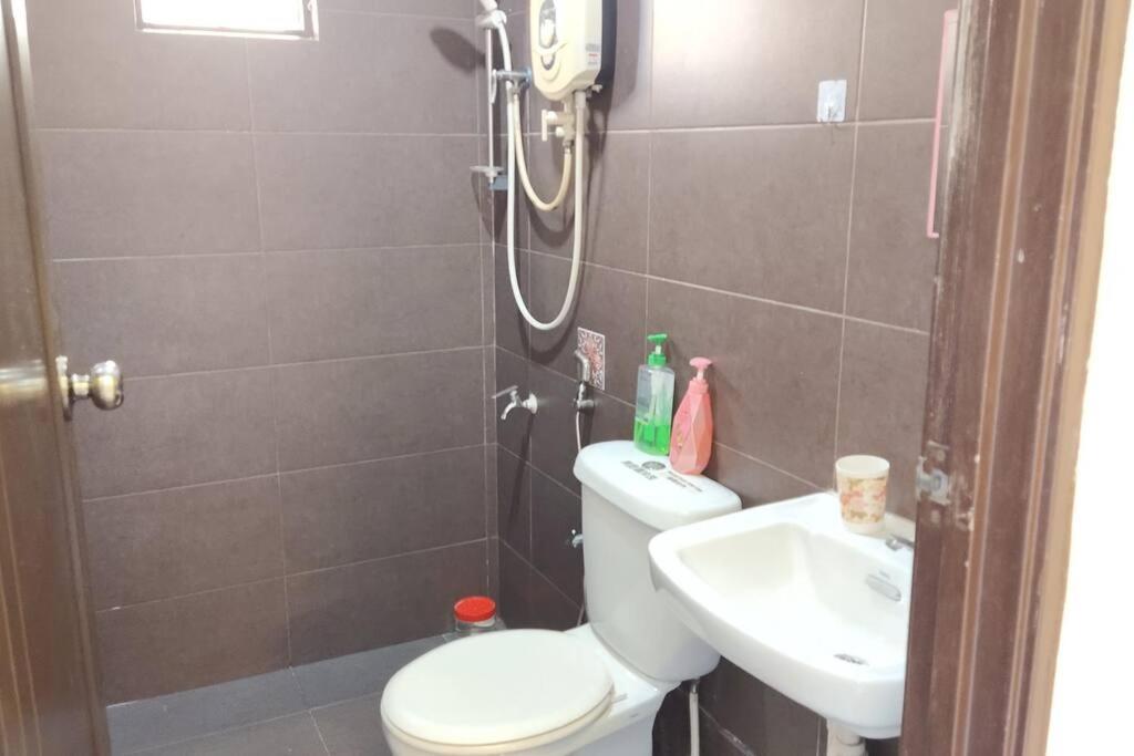 46 Jb Tmn Century 5Room 18pax near CIQ KSL Mall