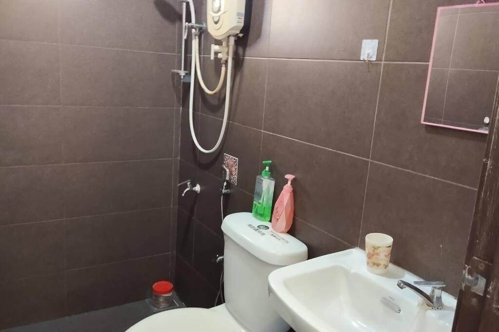 46 Jb Tmn Century 5Room 18pax near CIQ KSL Mall