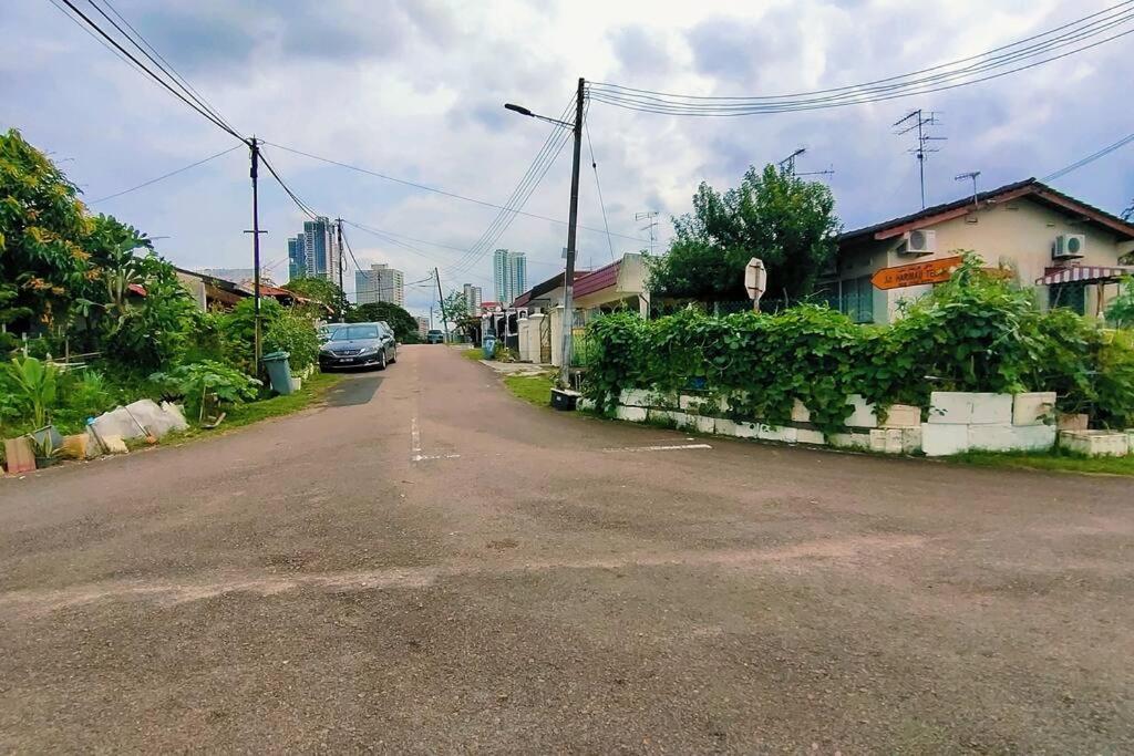 46 Jb Tmn Century 5Room 18pax near CIQ KSL Mall