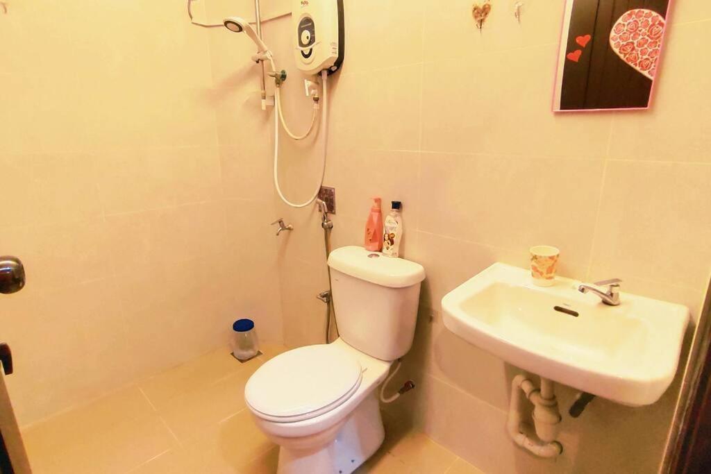 46 Jb Tmn Century 5Room 18pax near CIQ KSL Mall
