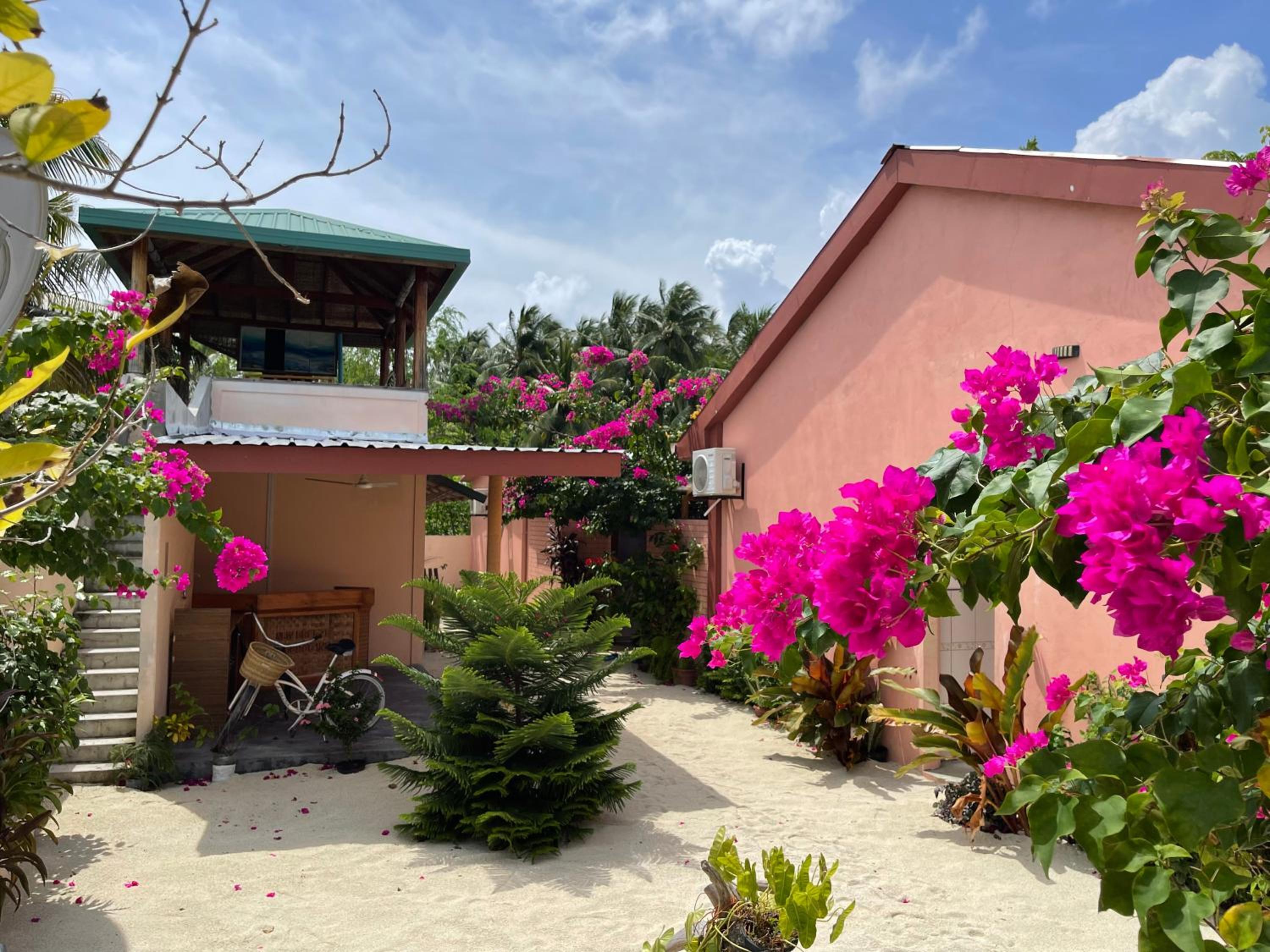 New Breeze Thoddoo Inn