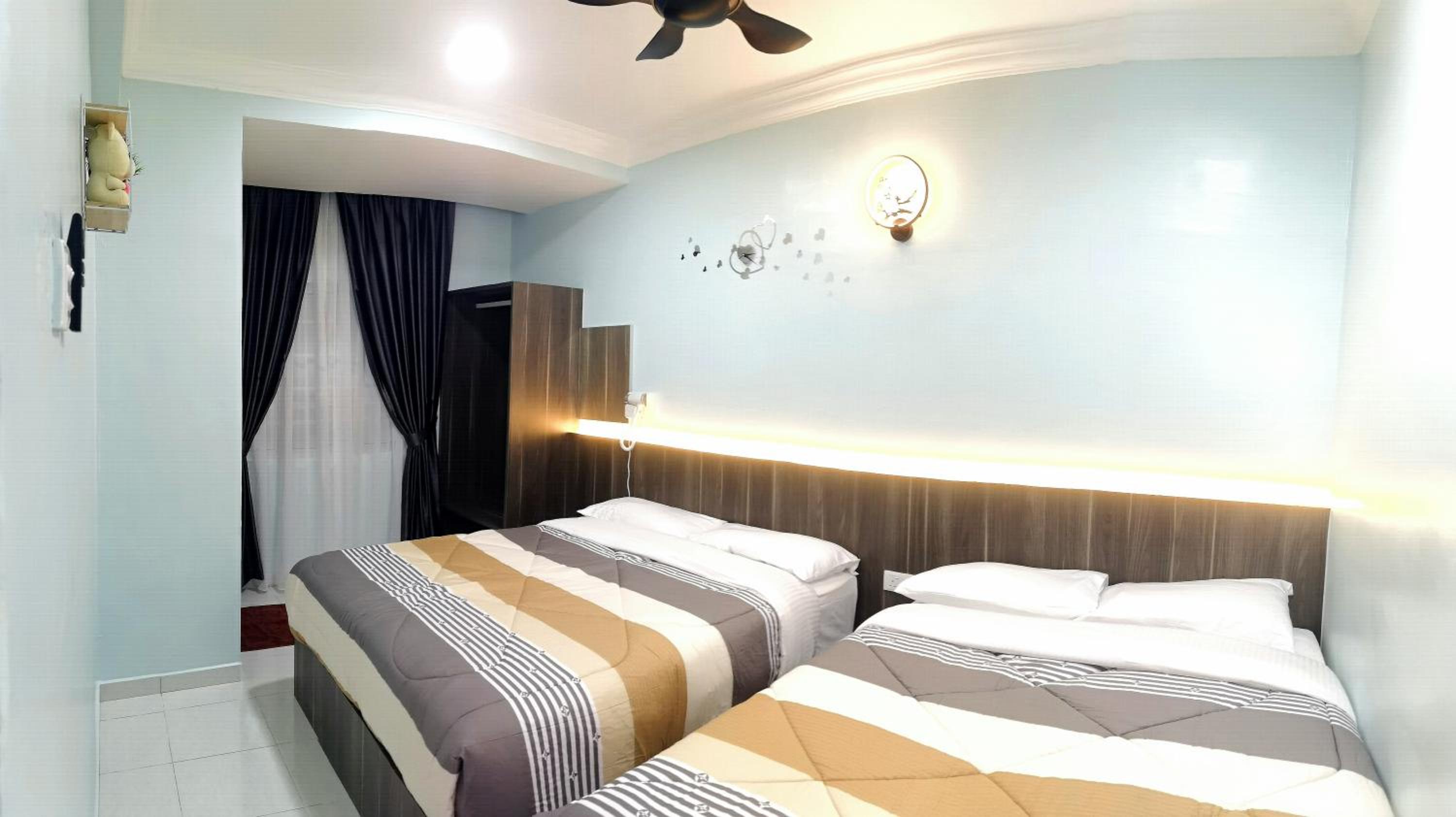 Moonight Luxe Suite, Cameron's Emerald Avenue