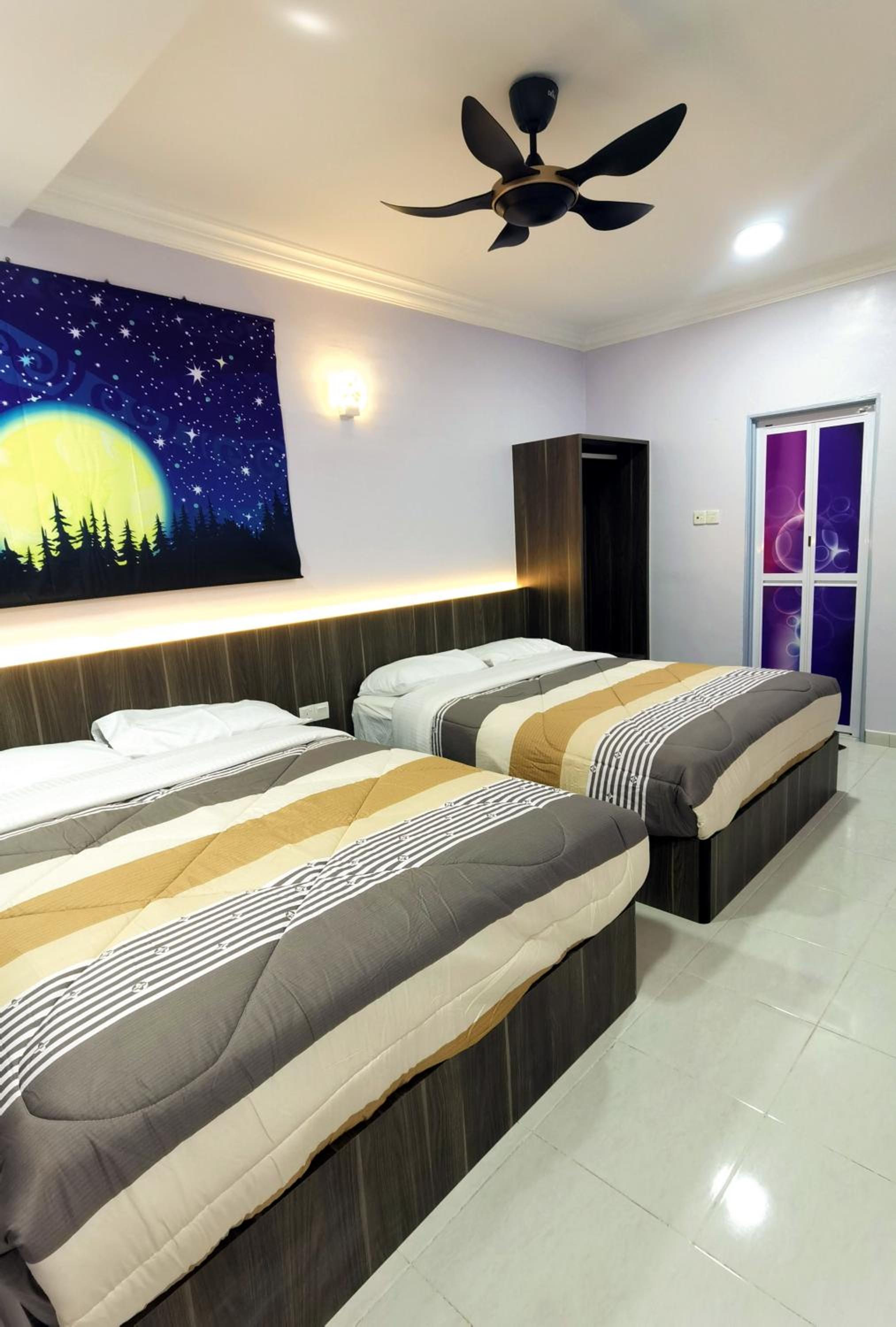 Moonight Luxe Suite, Cameron's Emerald Avenue