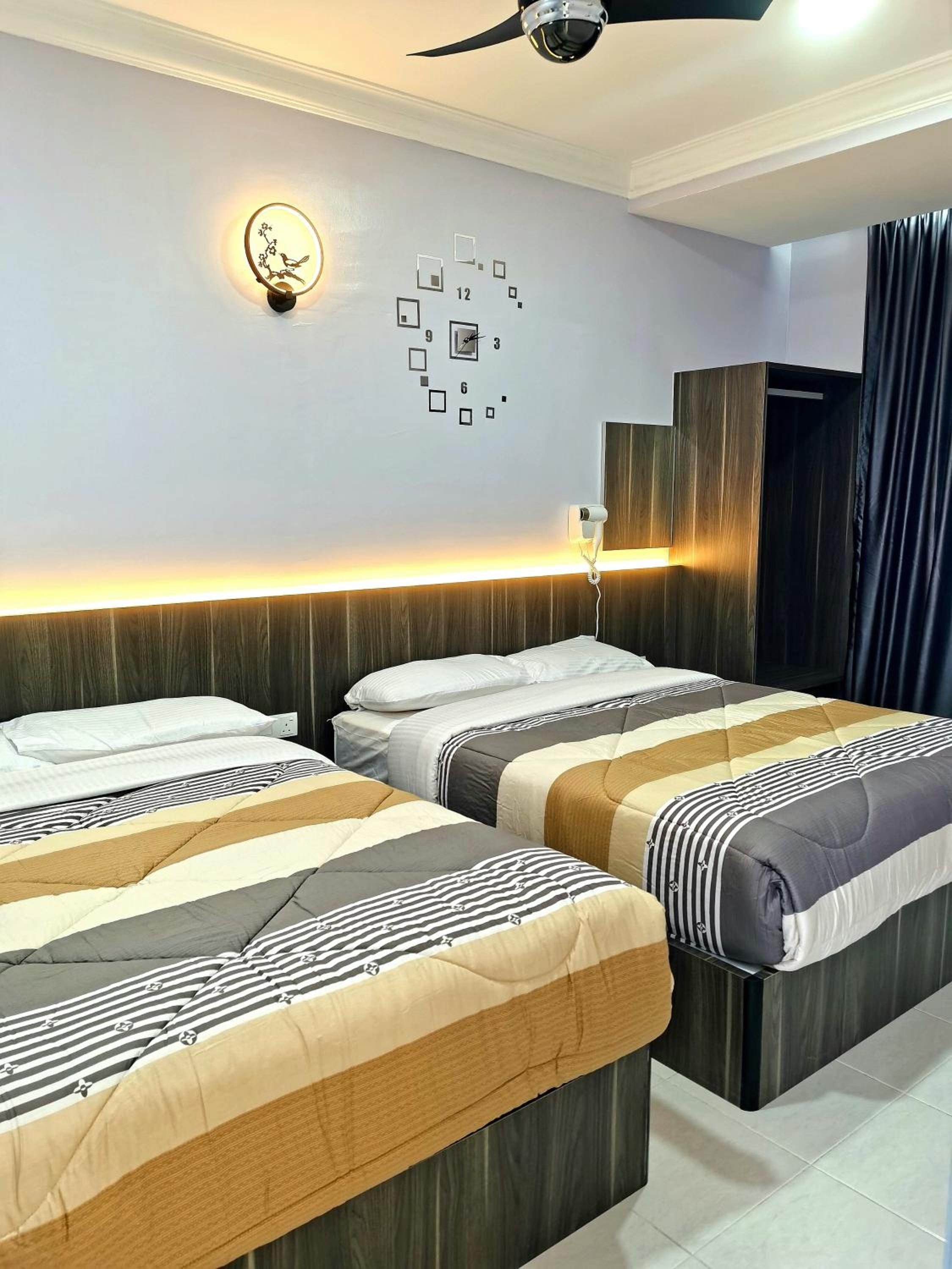 Moonight Luxe Suite, Cameron's Emerald Avenue