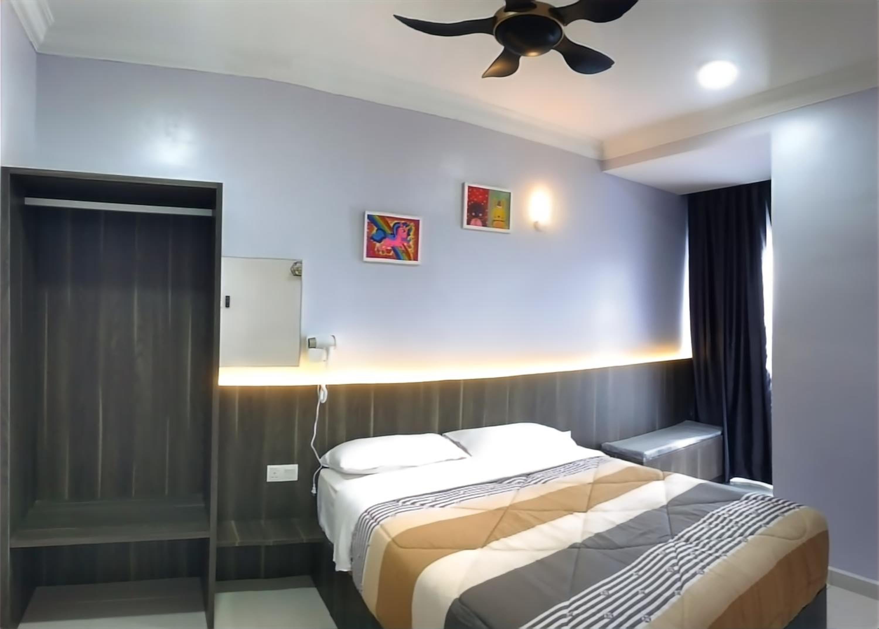 Moonight Luxe Suite, Cameron's Emerald Avenue