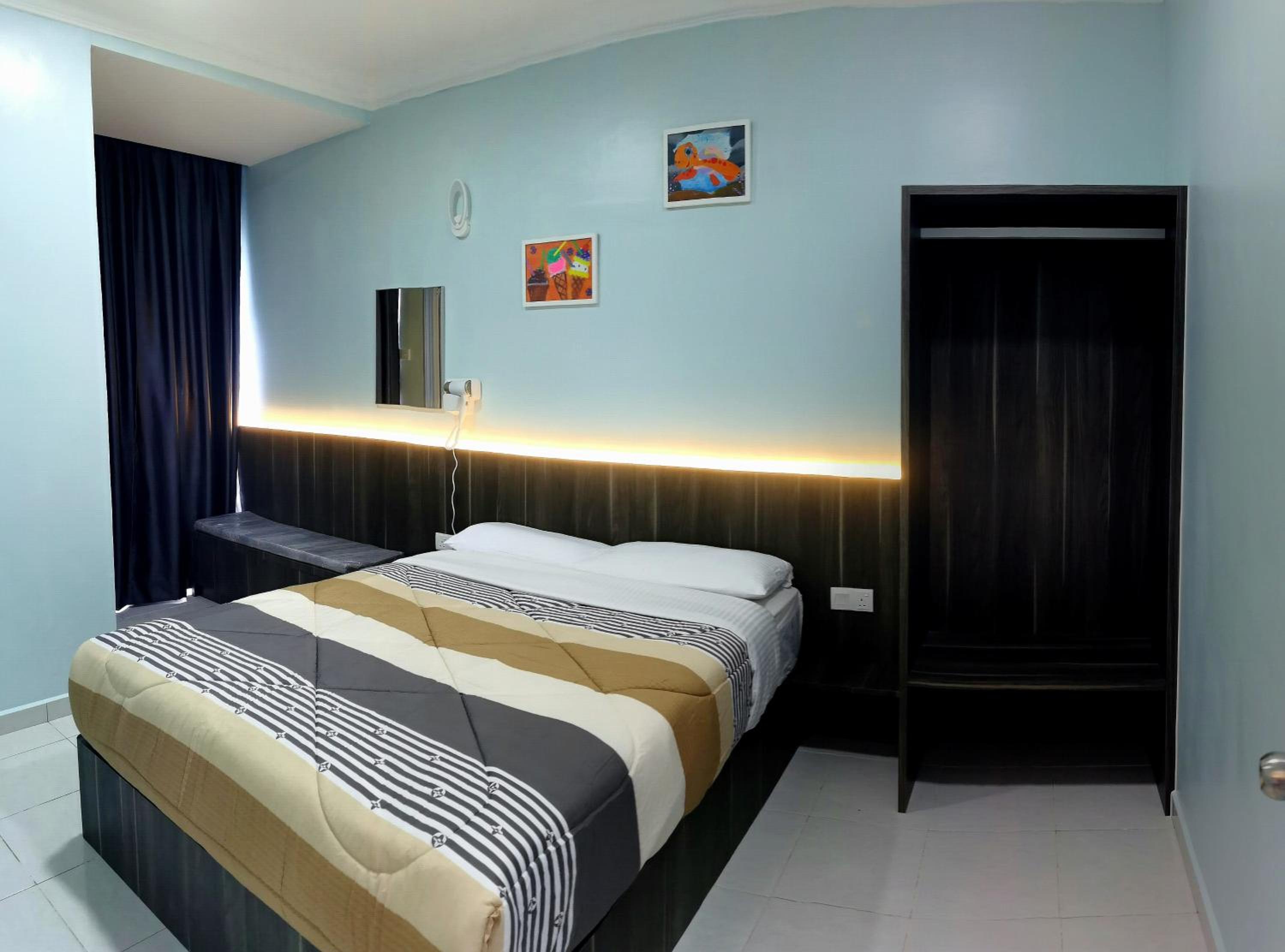 Moonight Luxe Suite, Cameron's Emerald Avenue