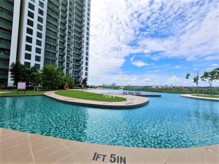 HomeNest JB City Poolview suite by Cozy Home